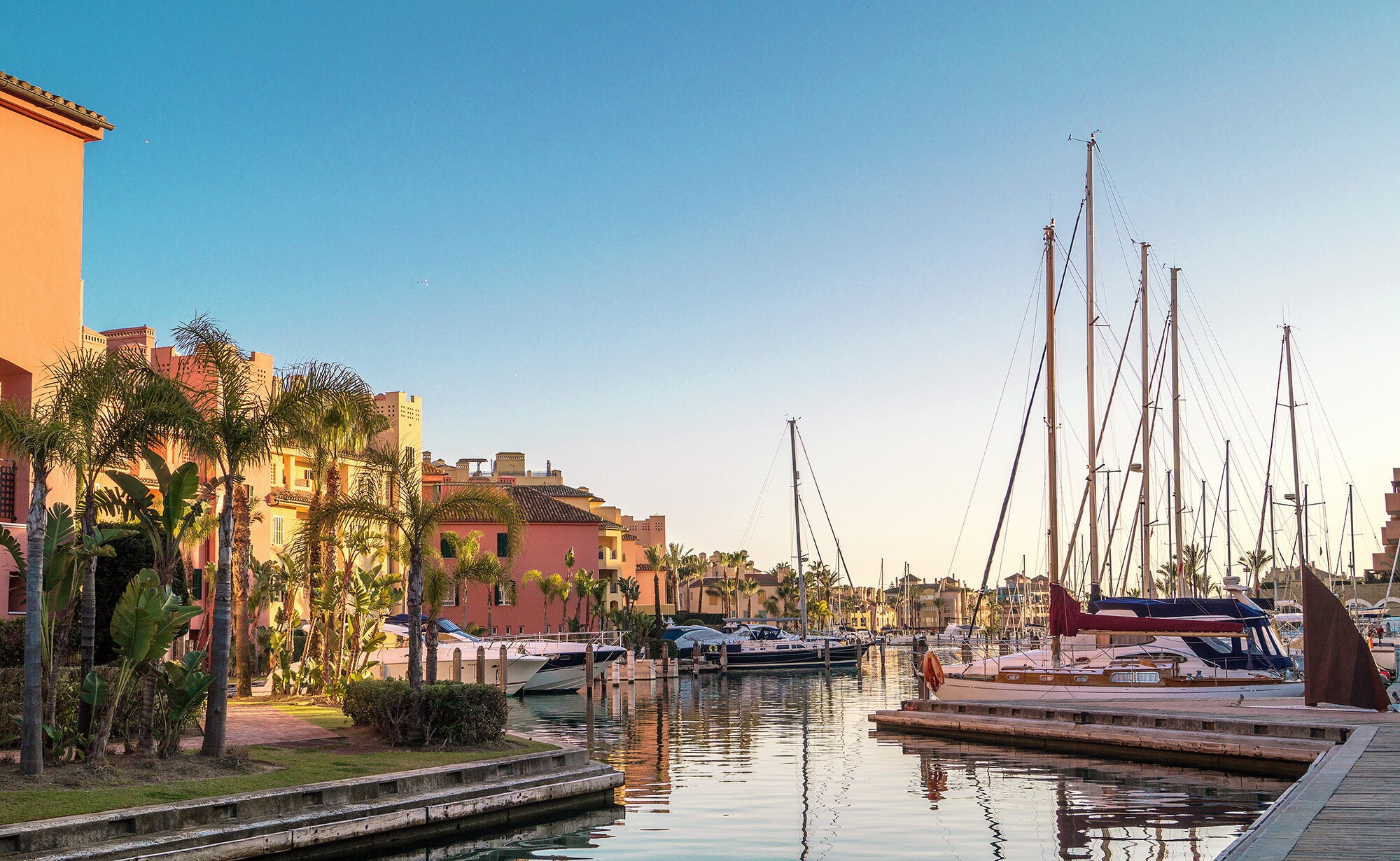 El Puerto de Sotogrande de día