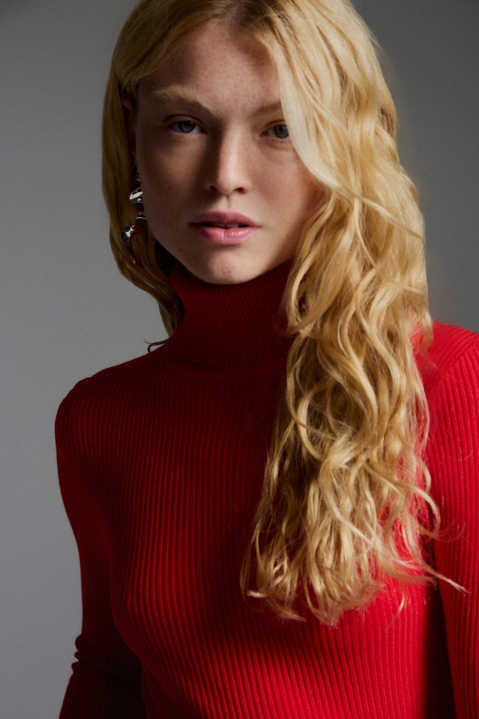 JERSEY CANALÉ DE CUELLO ALTO ROJO