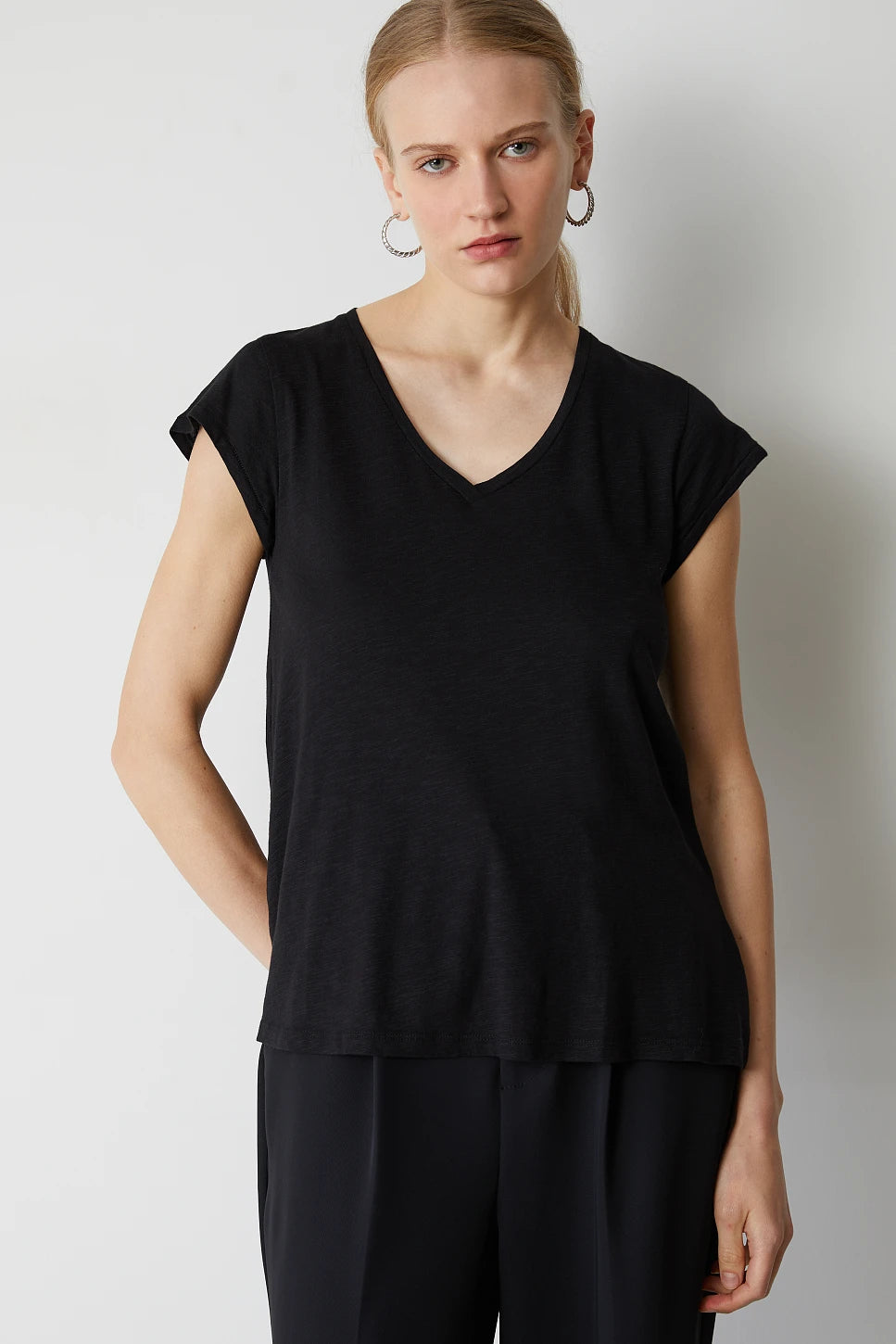 CAMISETA BÁSICA NEGRA