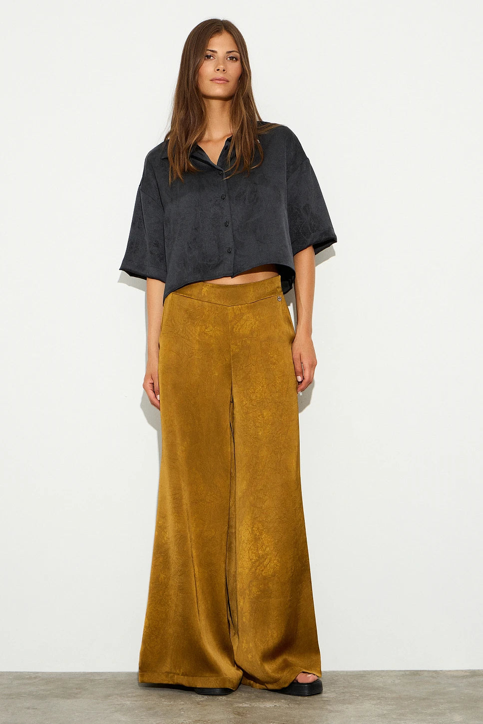 PANTALÓN DE SATÉN VERDE OLIVA