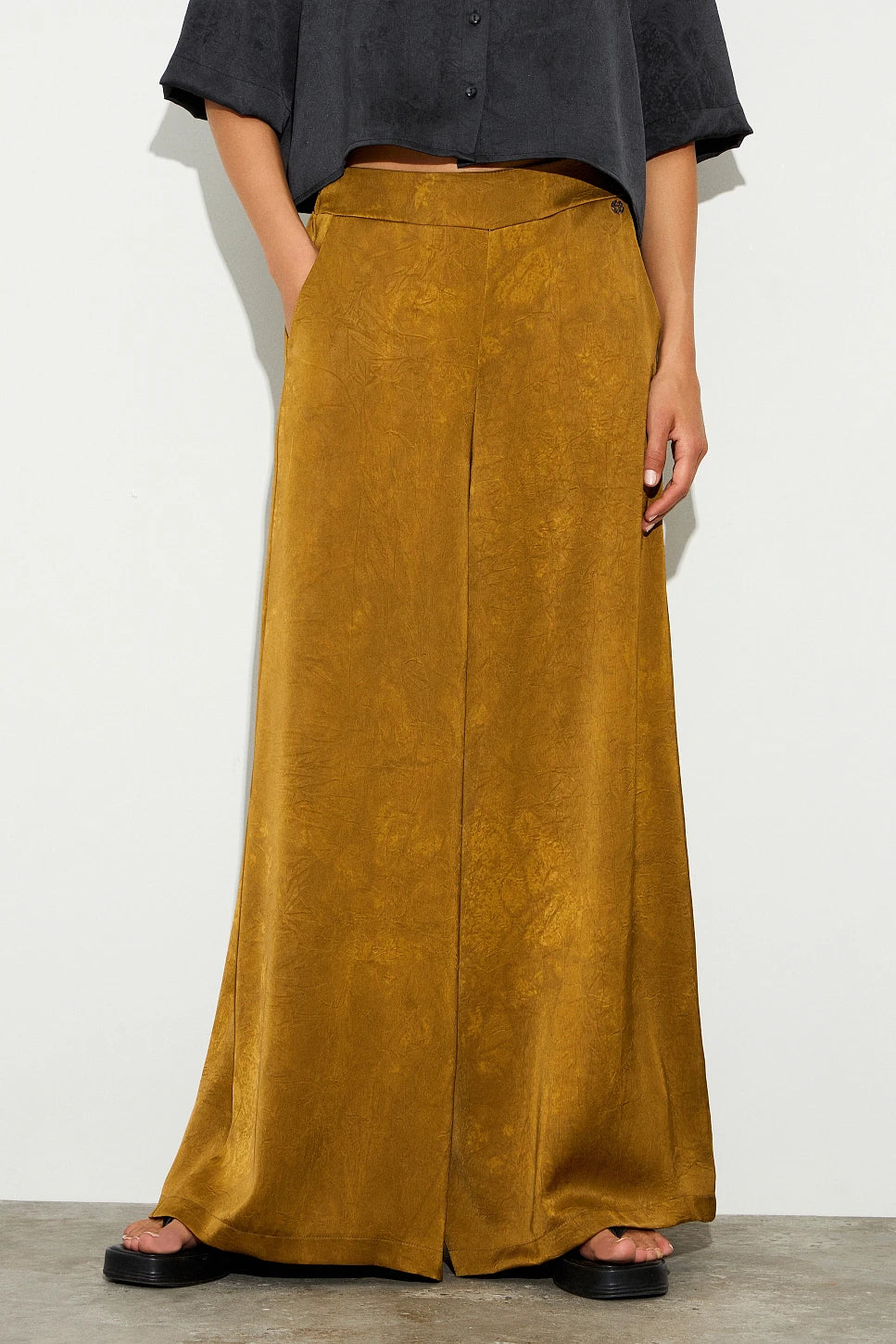PANTALÓN DE SATÉN VERDE OLIVA