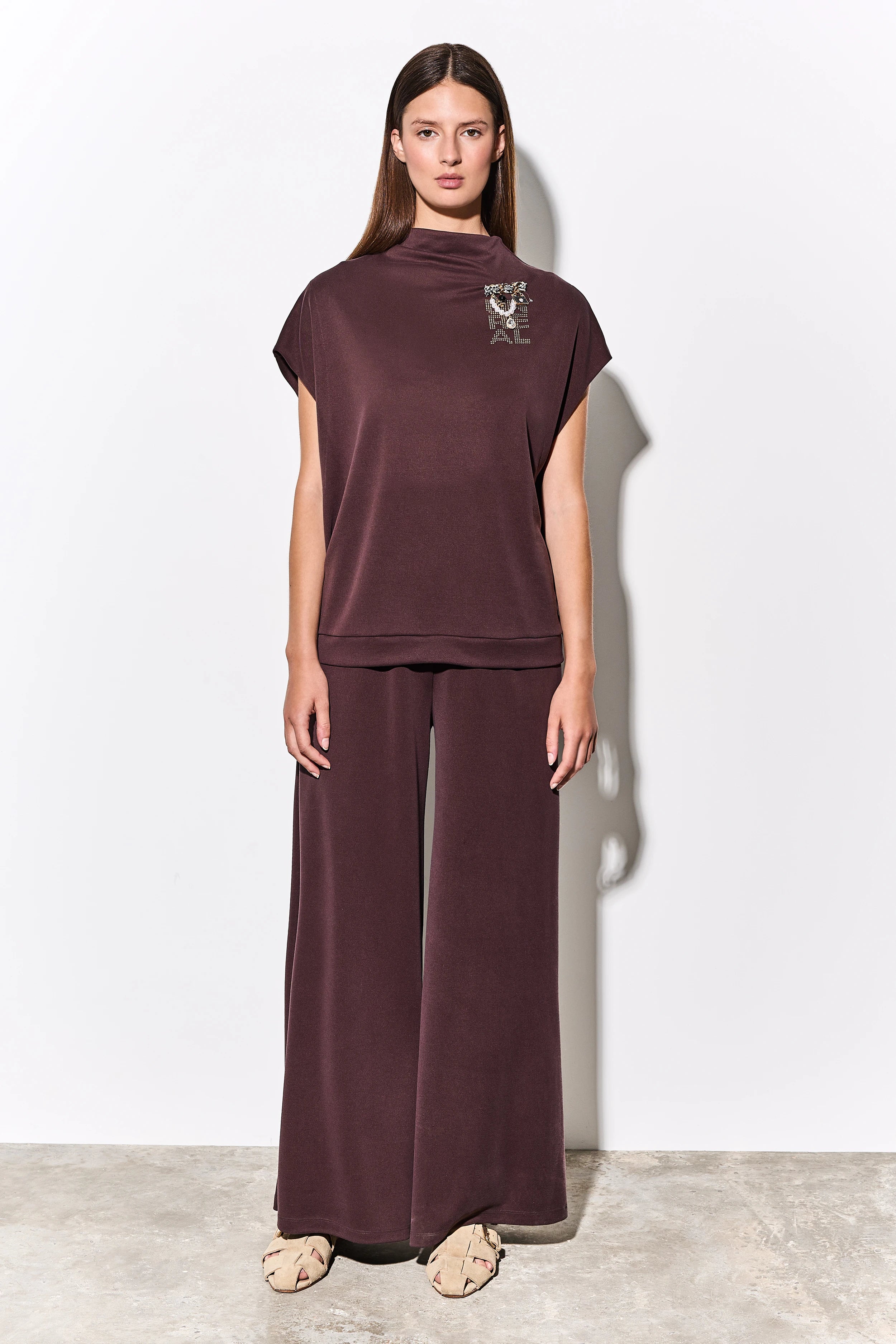 BLUSA DE MANGA CORTA CON BROCHE