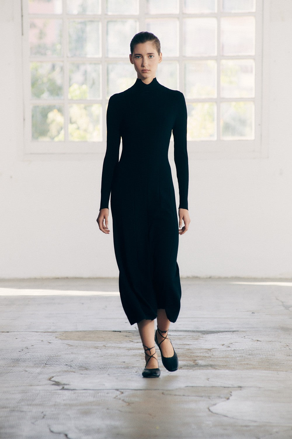 Vestido midi de punto y cuello alto