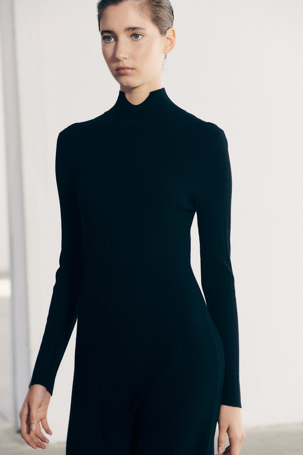 Vestido midi de punto y cuello alto