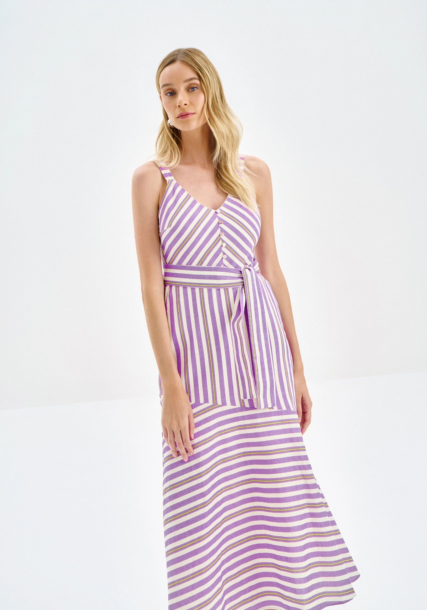 VESTIDO MIDI ESTAMPADO CON CINTURÓN