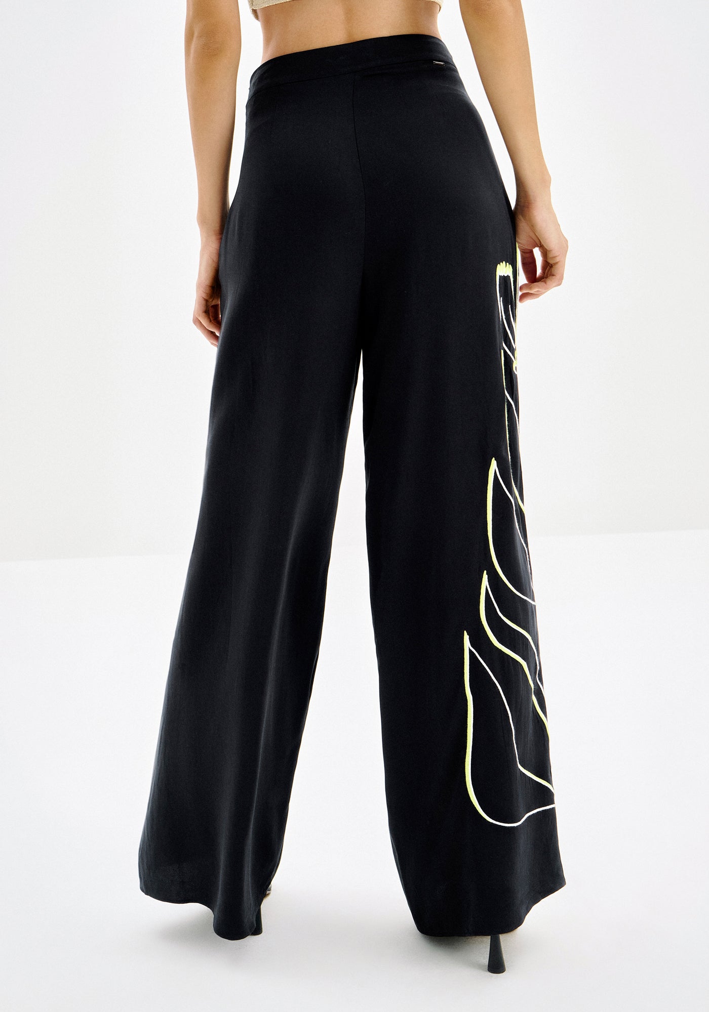 PANTALÓN ANCHO BORDADO