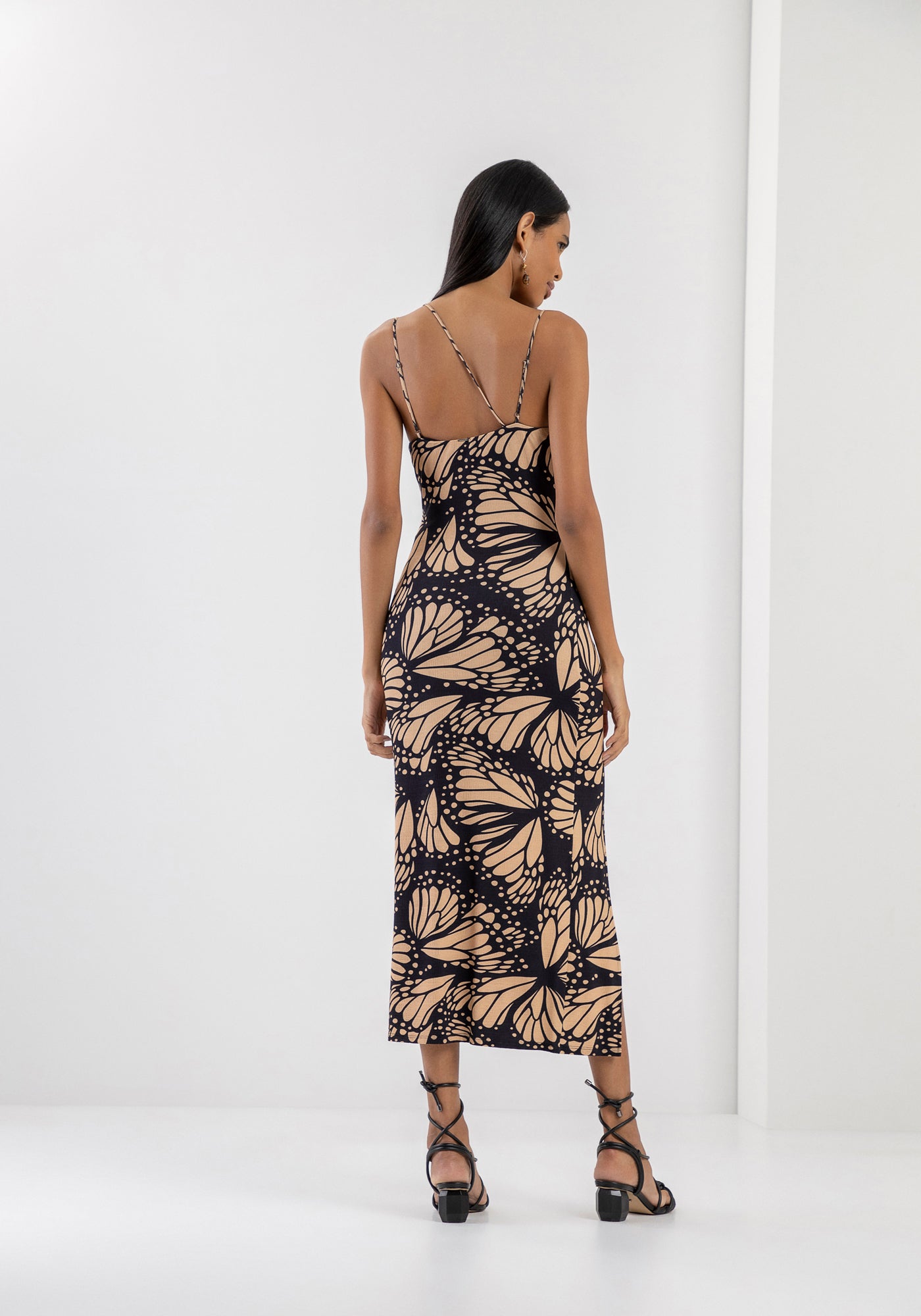 VESTIDO MIDI CON TIRANTES ASIMÉTRICOS