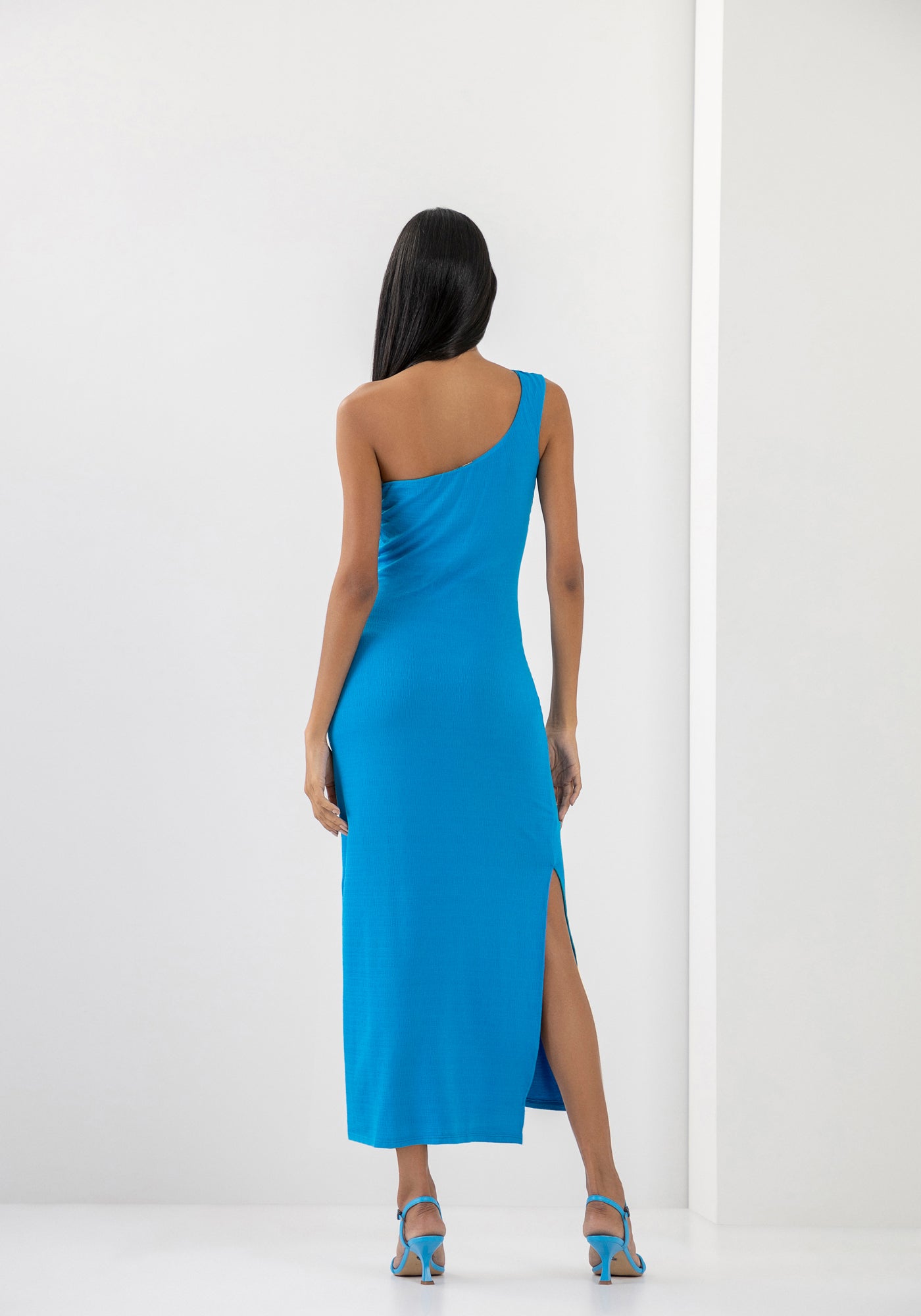 VESTIDO MIDI DE CANALÉ CON UN SOLO HOMBRO