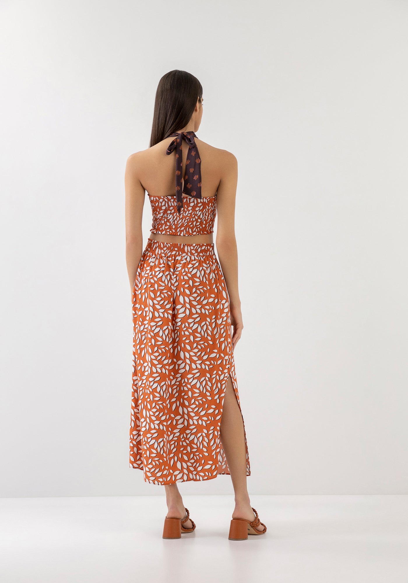 VESTIDO MIDI DE VISCOSA CON CUELLO HALTER Y ABERTURA