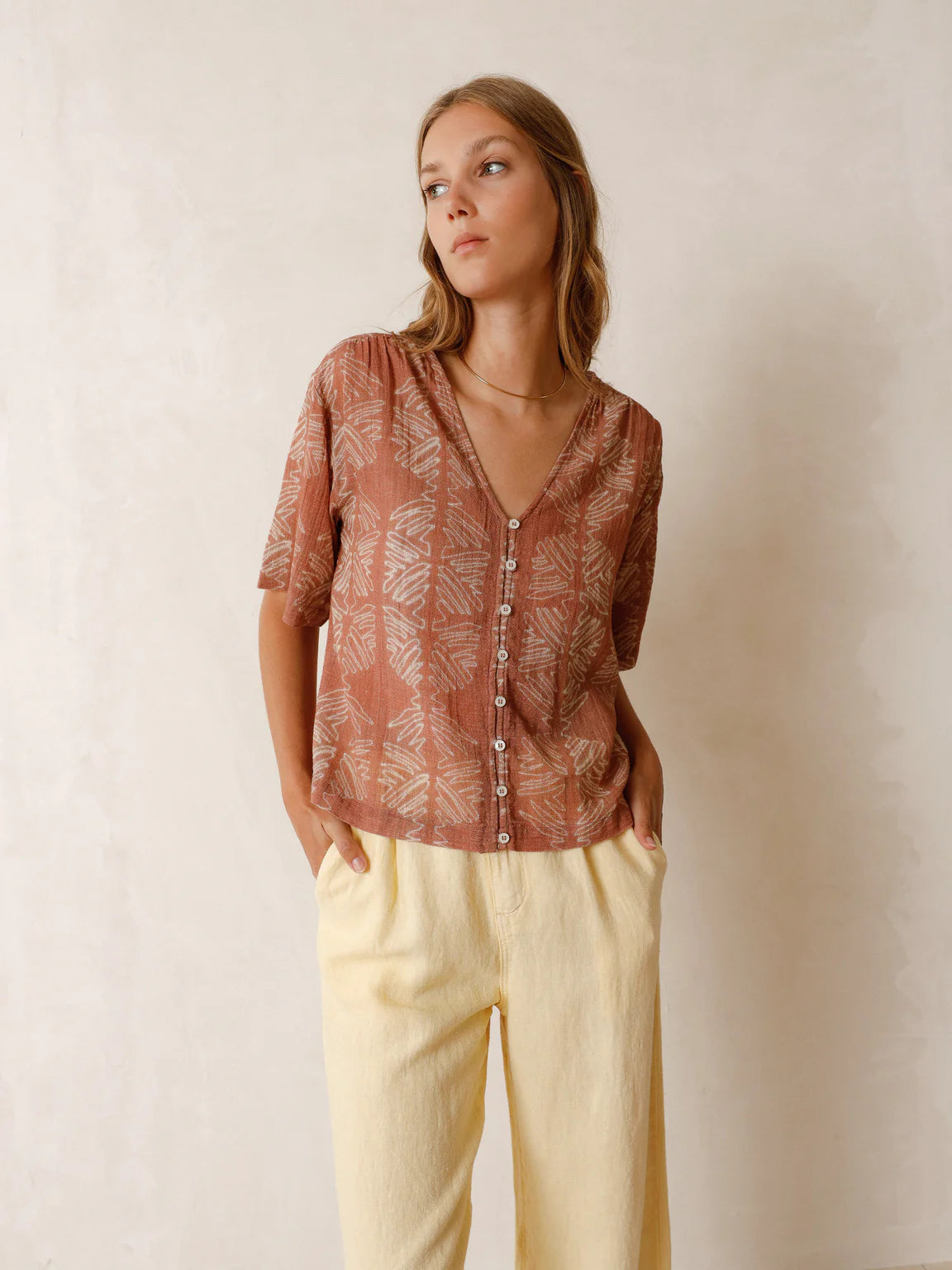 CAMISA CUELLO EN V Y MANGA CORTA