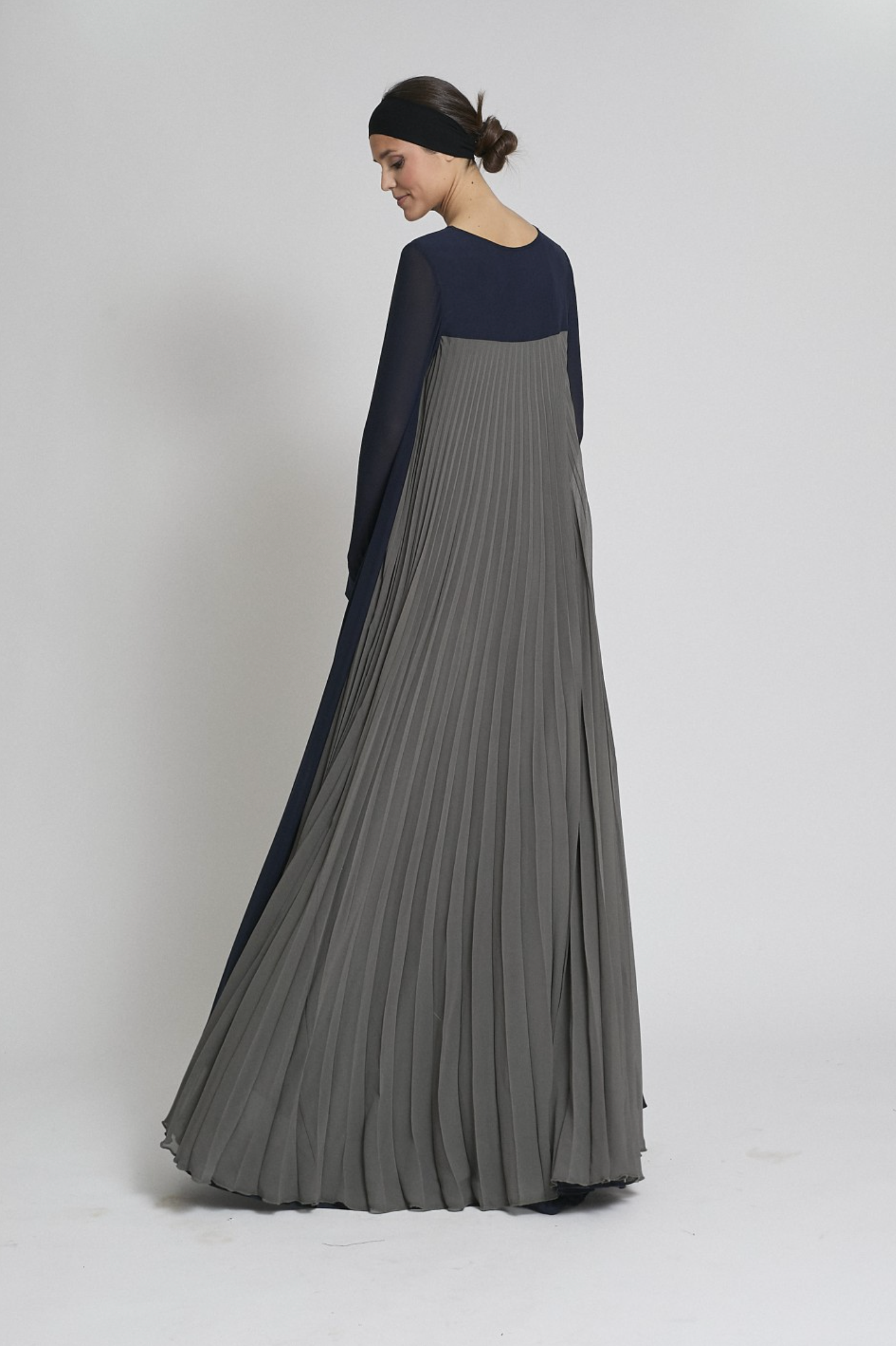 TWO-TONE DRESS WITH PLEATED BACK