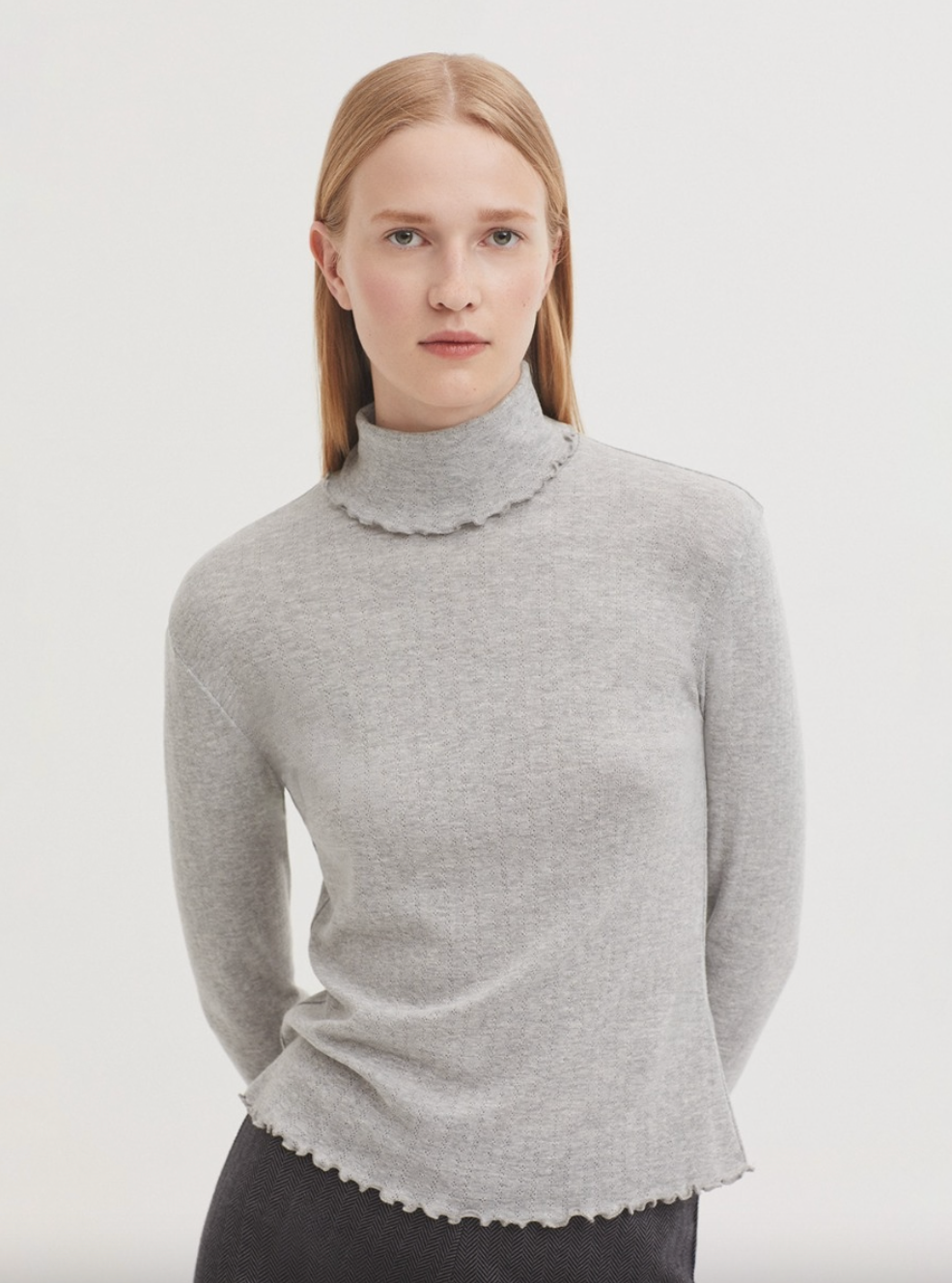 CAMISETA POINTELLE CUELLO ALTO GRIS