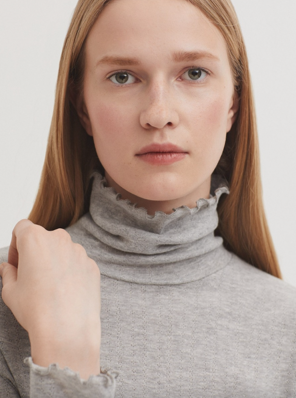 CAMISETA POINTELLE CUELLO ALTO GRIS