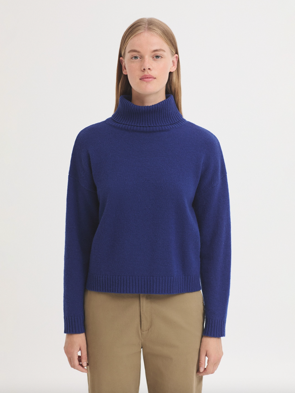 JERSEY CUELLO VUELTO BÁSICO EN LANA AZUL