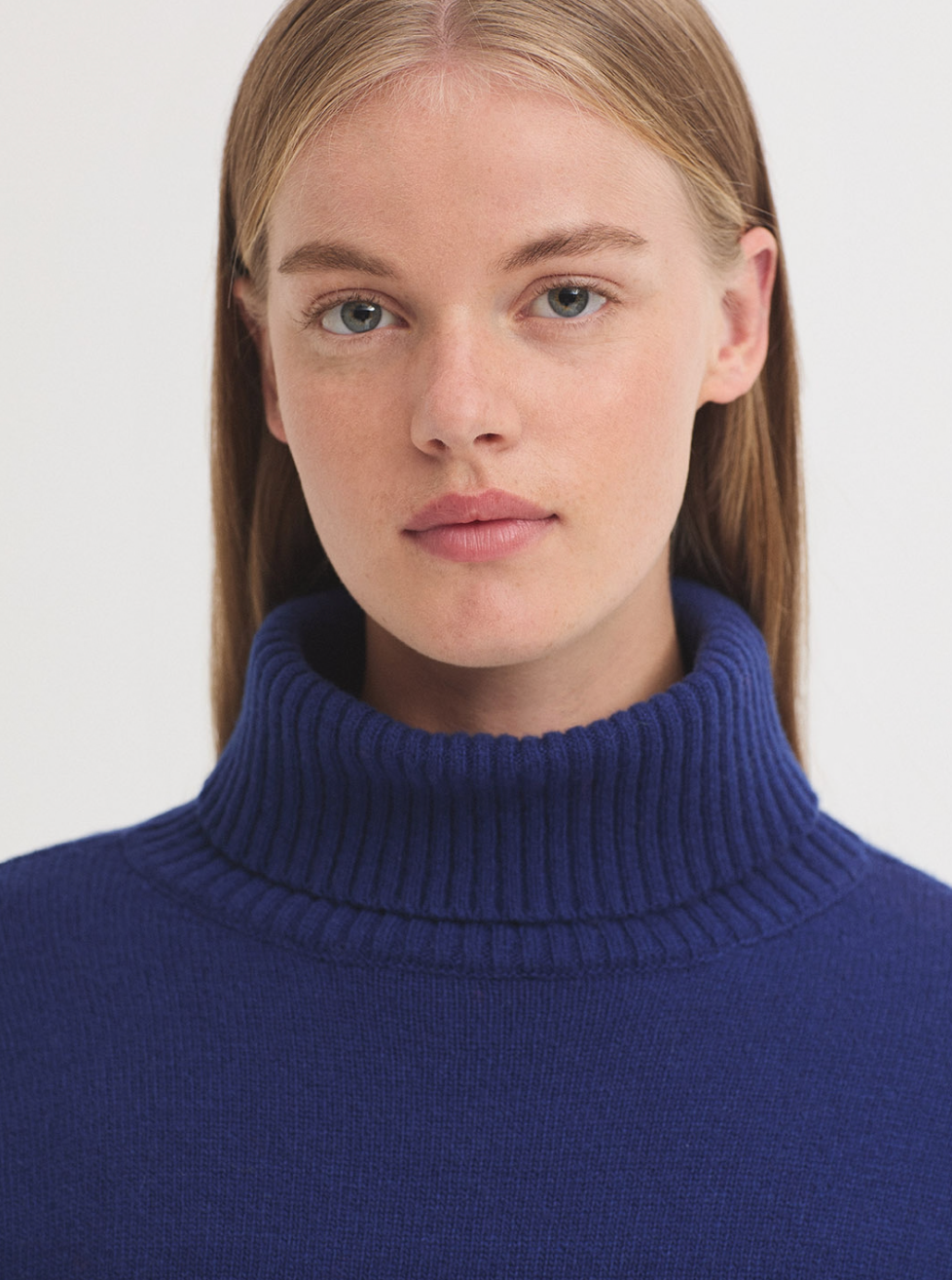 JERSEY CUELLO VUELTO BÁSICO EN LANA AZUL