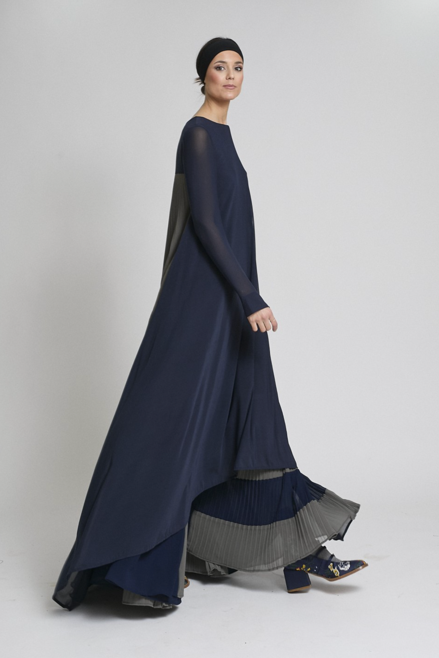 TWO-TONE DRESS WITH PLEATED BACK