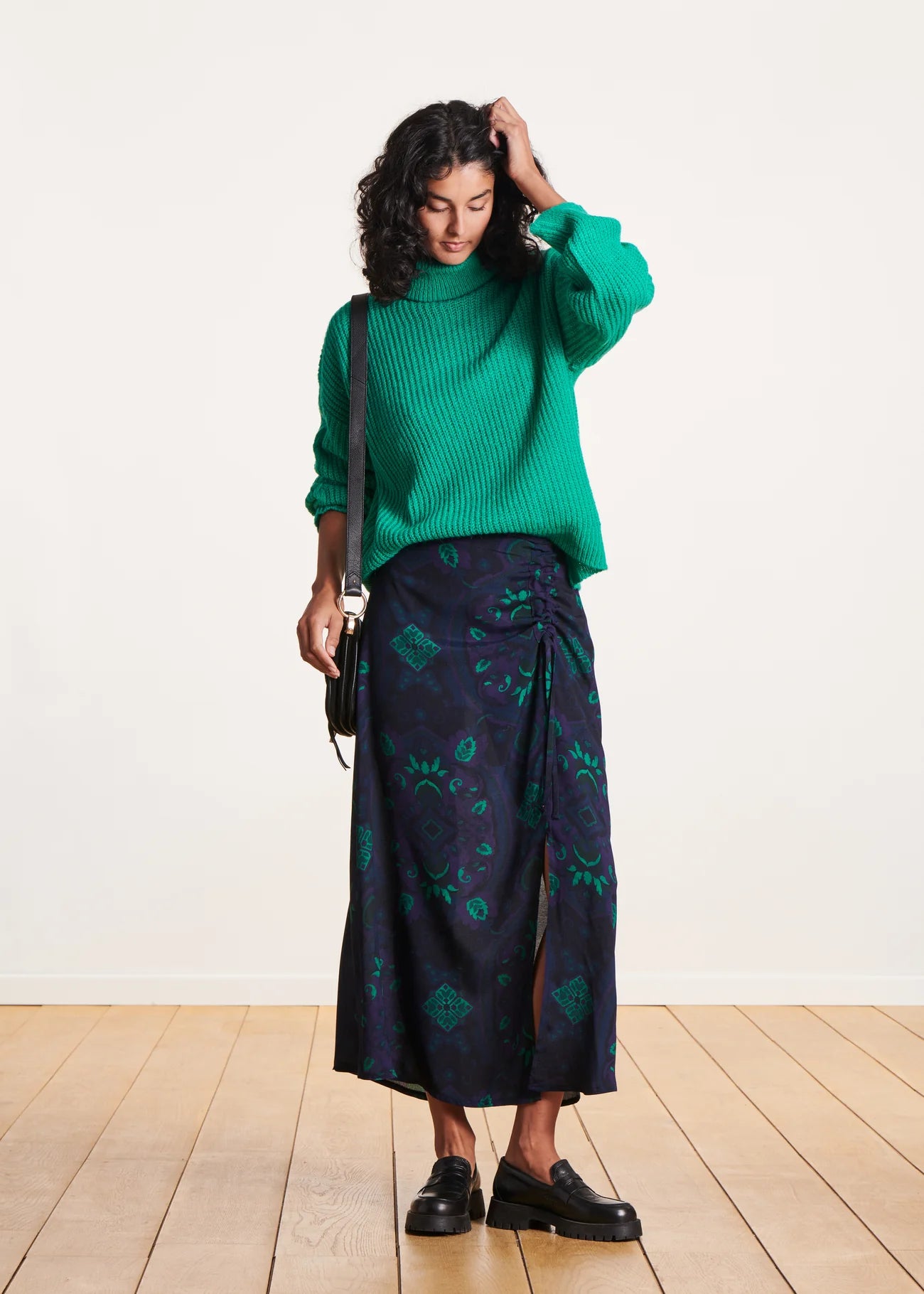 FALDA LARGA DRAPEADA CON ESTAMPADO AZUL Y VERDE
