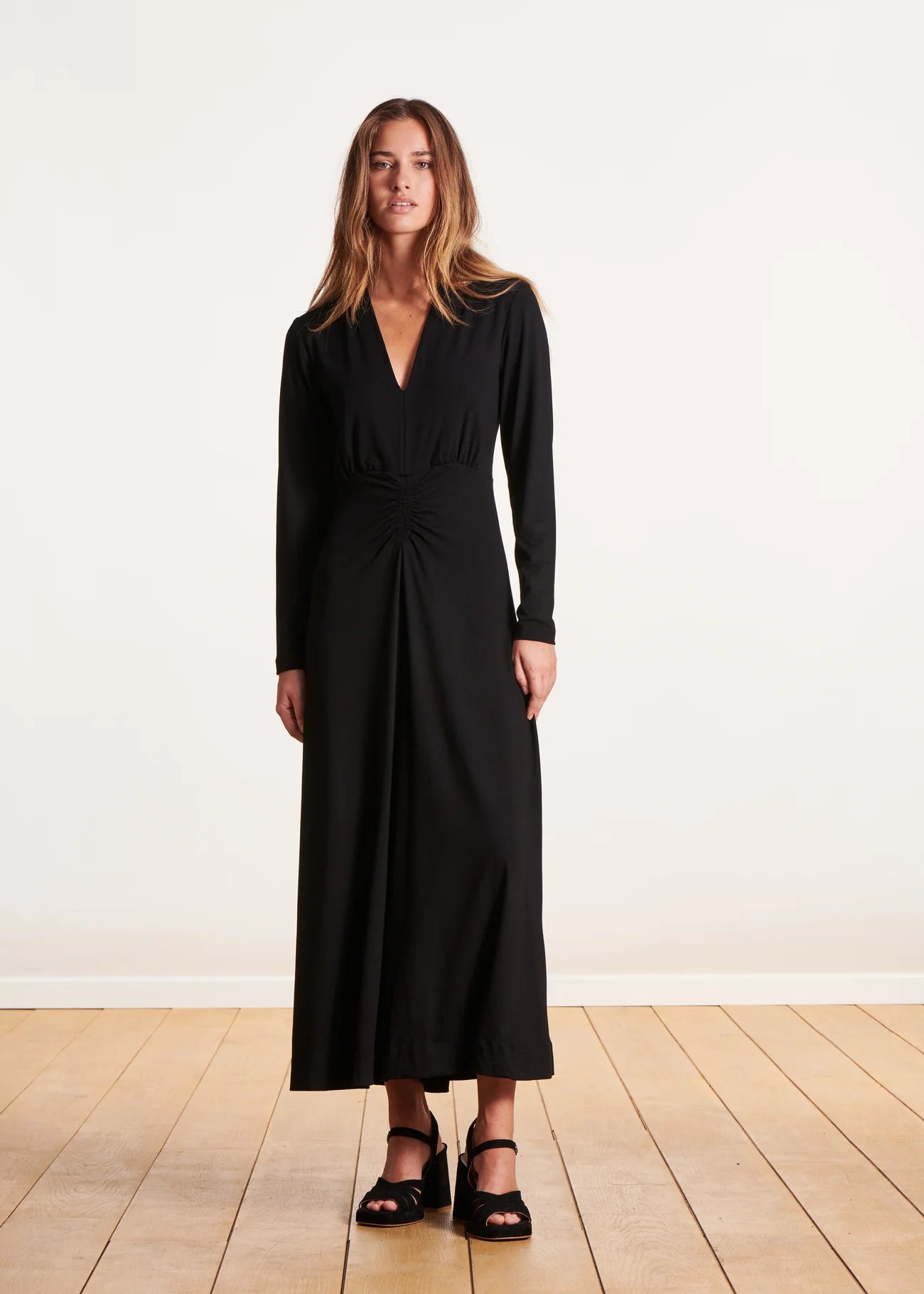 VESTIDO MIDI AJUSTADO CON ESCOTE EN PICO NEGRO