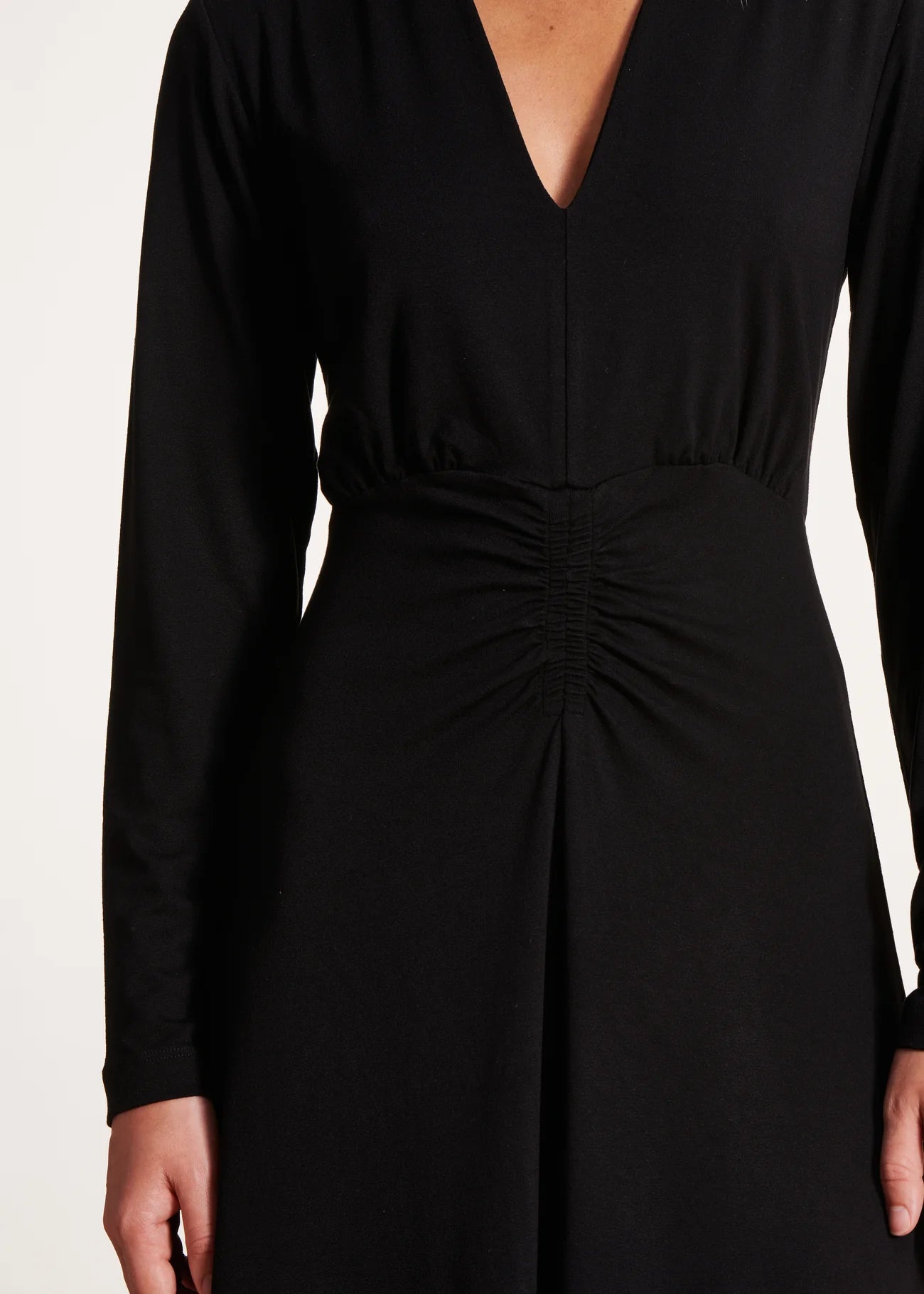 VESTIDO MIDI AJUSTADO CON ESCOTE EN PICO NEGRO