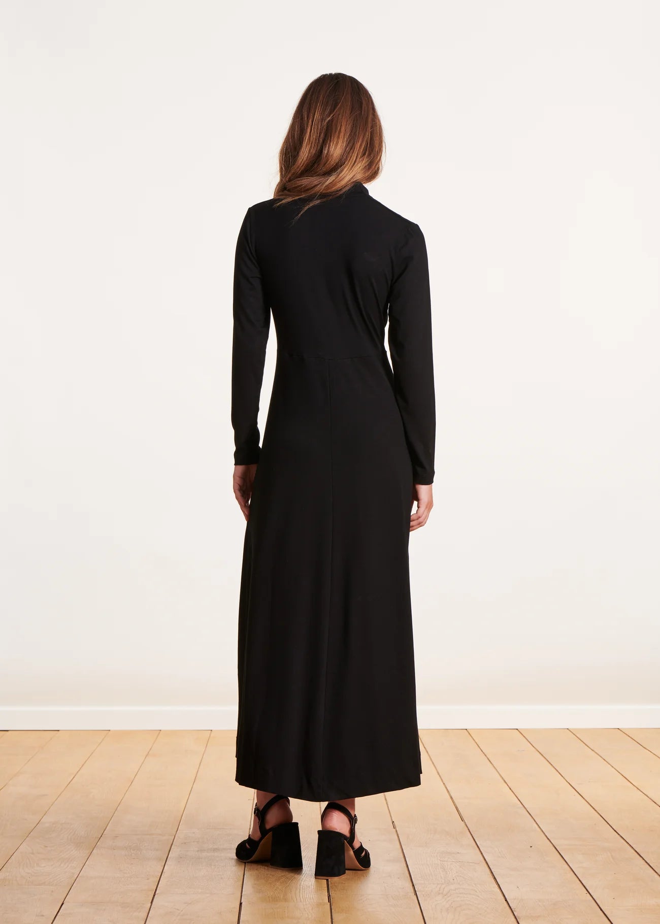 VESTIDO MIDI AJUSTADO CON ESCOTE EN PICO NEGRO
