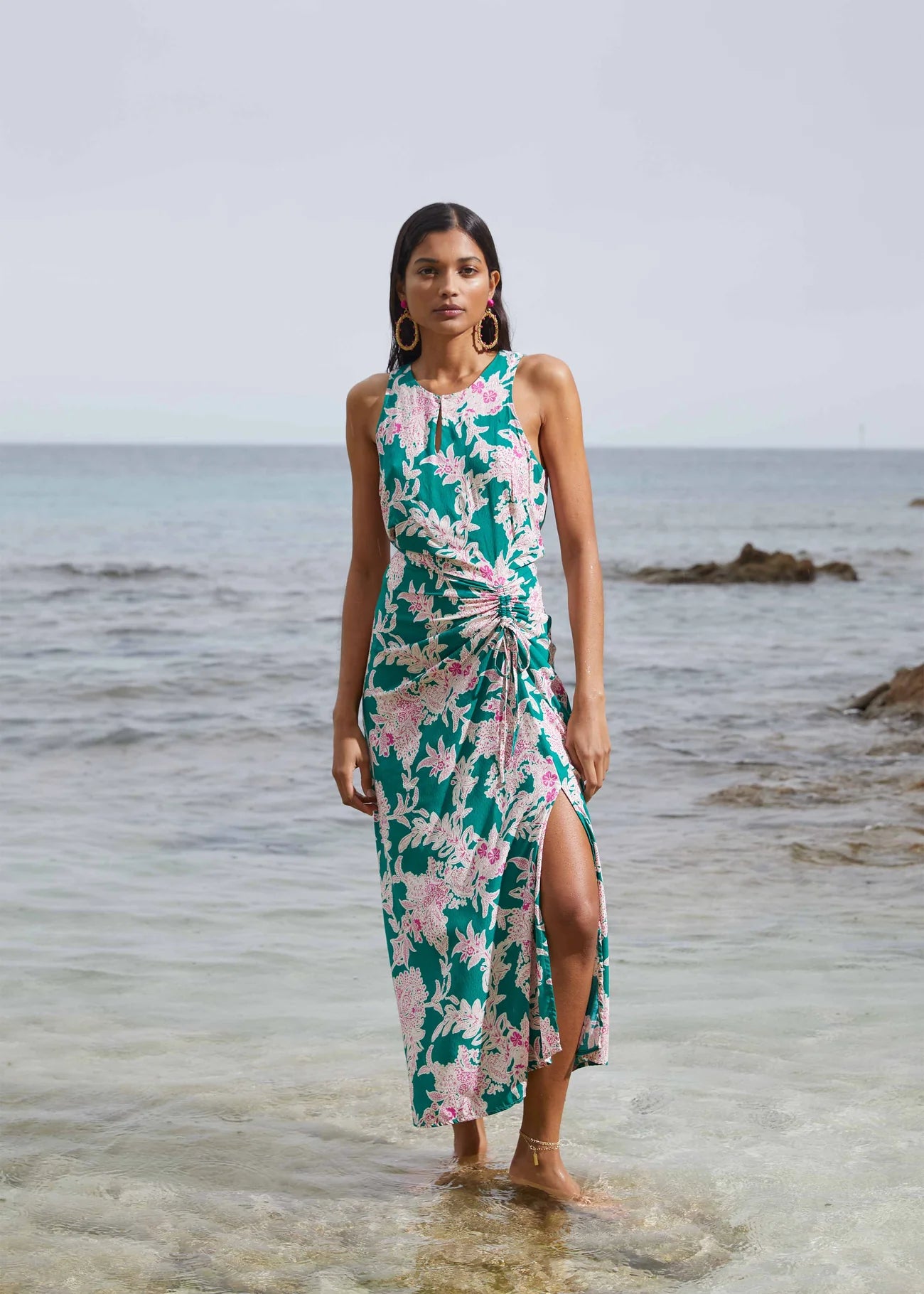 VESTIDO MIDI CON ESTAMPADO FLORAL VERDE Y ROSA