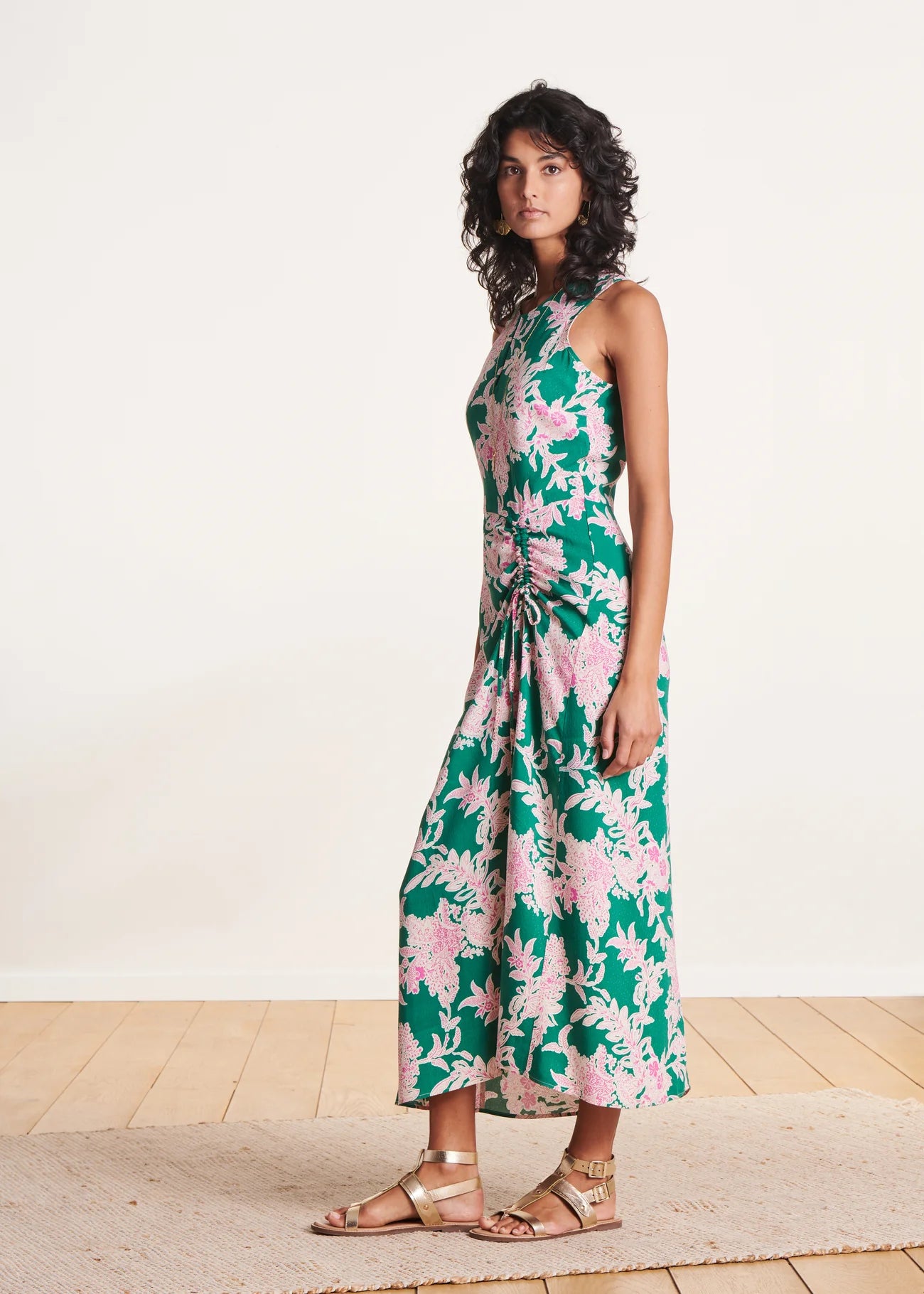 VESTIDO MIDI CON ESTAMPADO FLORAL VERDE Y ROSA