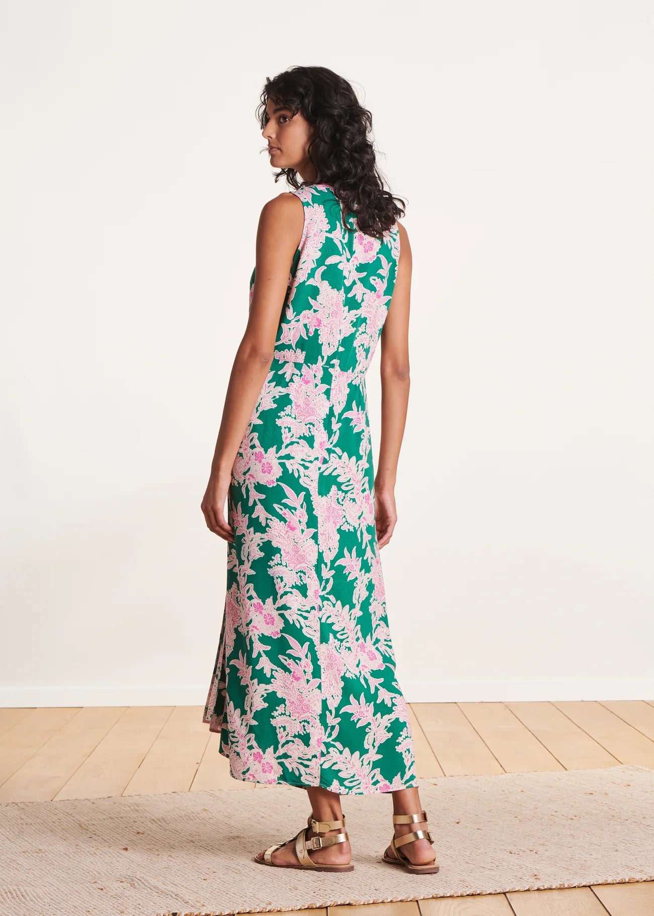VESTIDO MIDI CON ESTAMPADO FLORAL VERDE Y ROSA