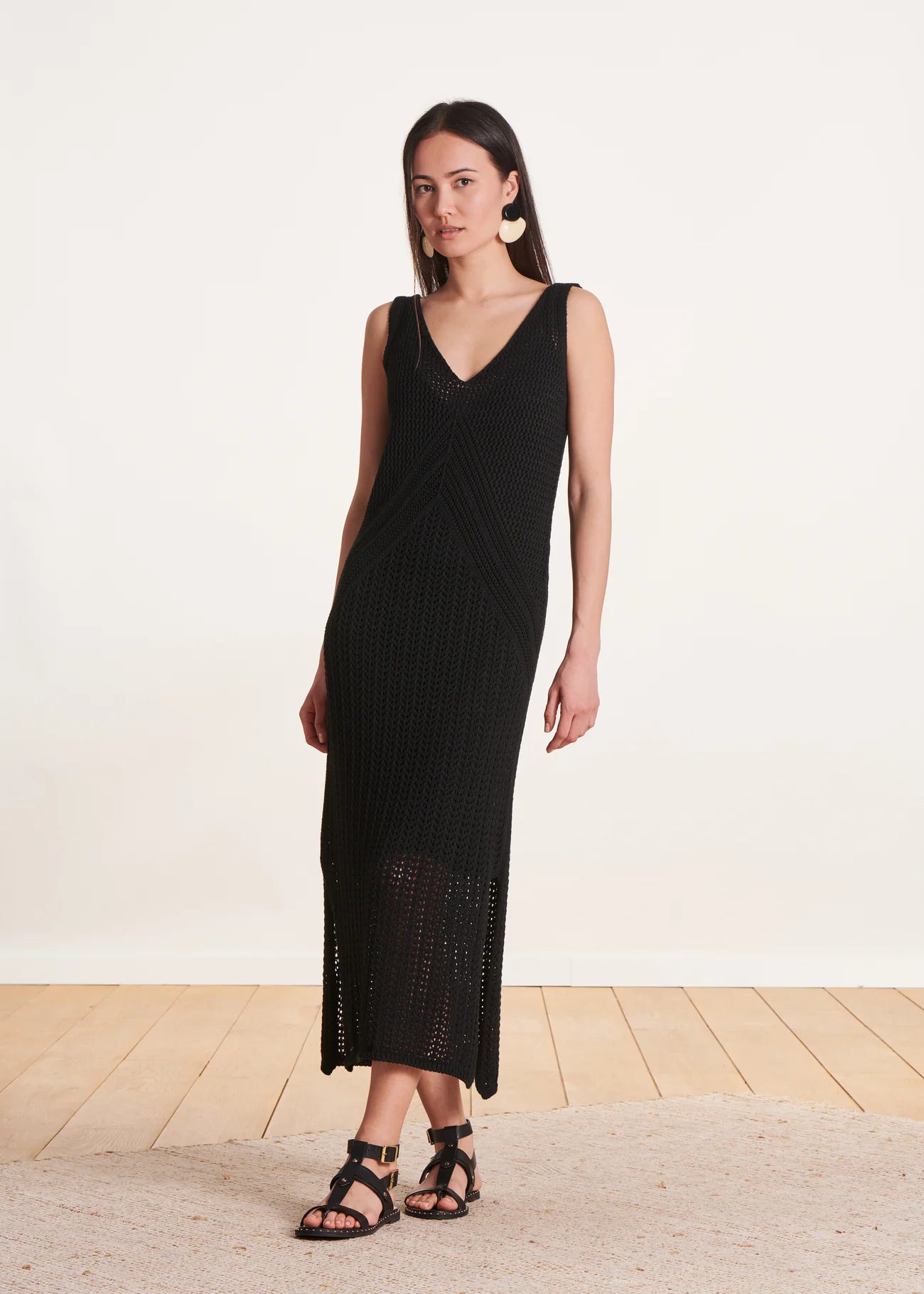 VESTIDO NEGRO DE PUNTO SIN MANGAS