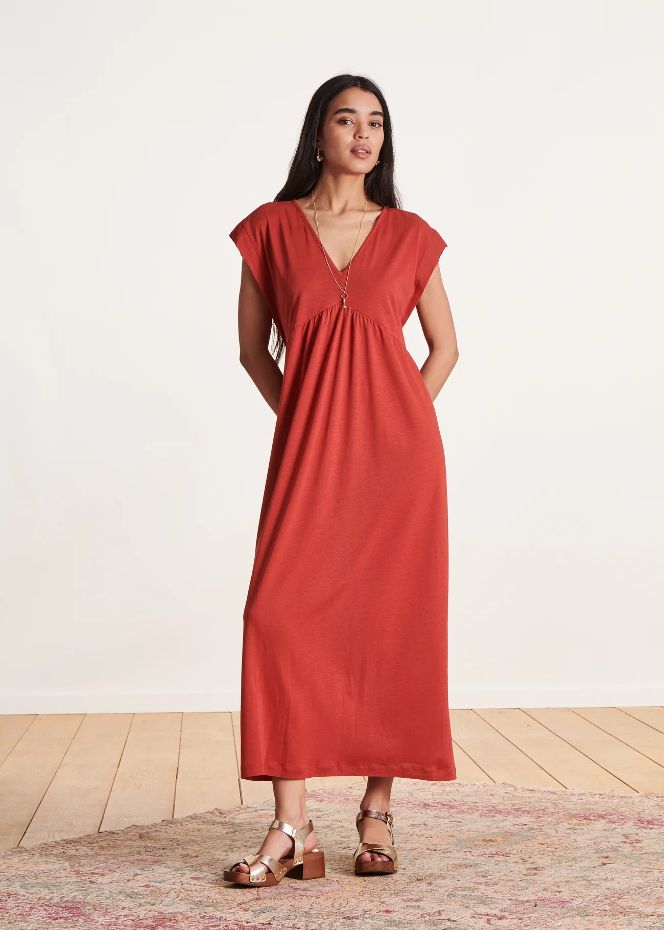 VESTIDO ROJO DE LYOCELL DE LARGO MEDIO Y ESCOTE EN V