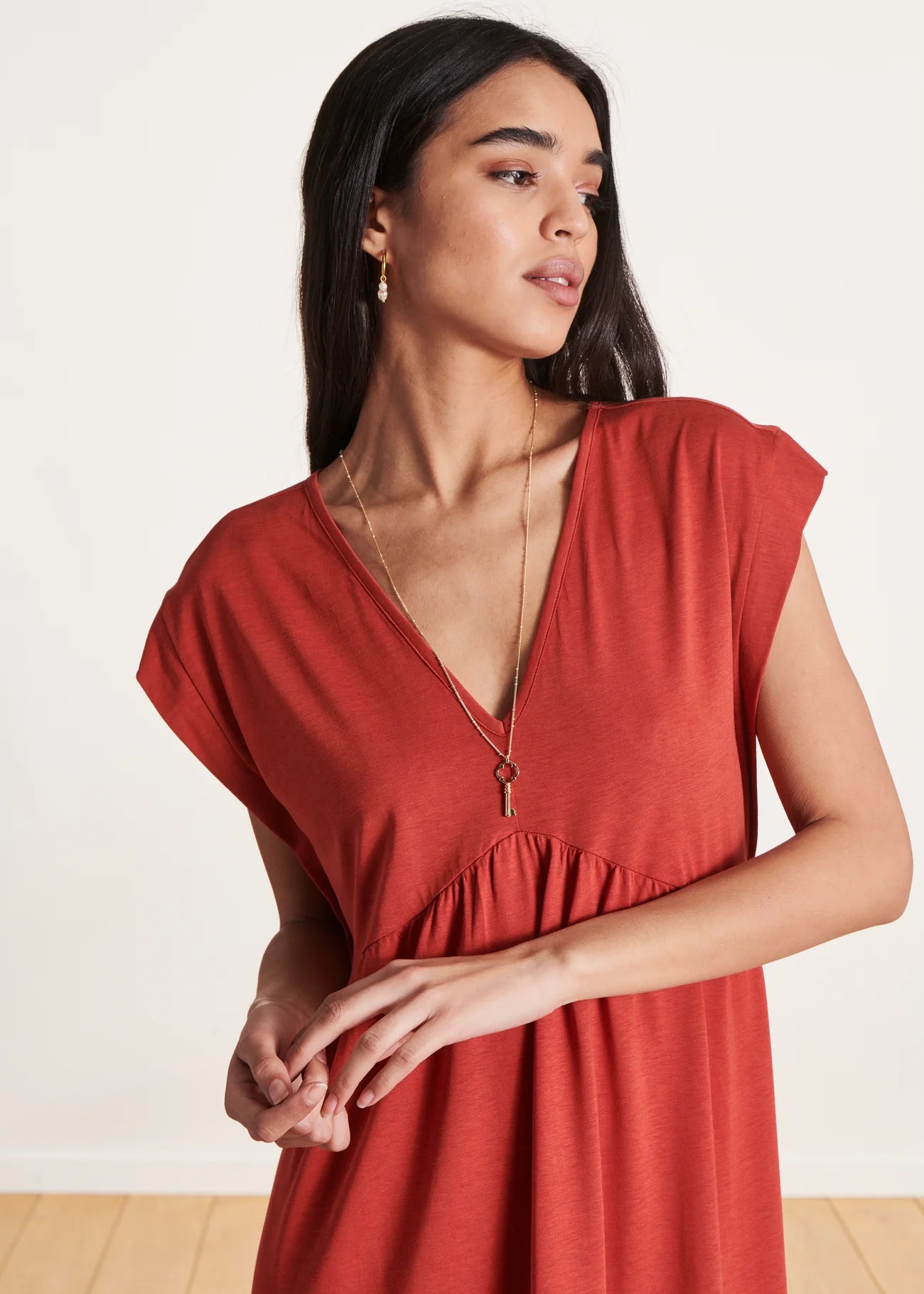 VESTIDO ROJO DE LYOCELL DE LARGO MEDIO Y ESCOTE EN V