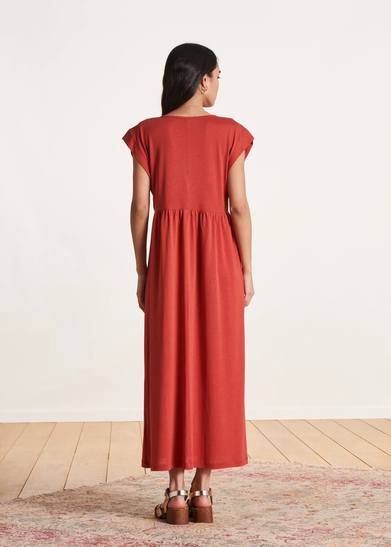 VESTIDO ROJO DE LYOCELL DE LARGO MEDIO Y ESCOTE EN V