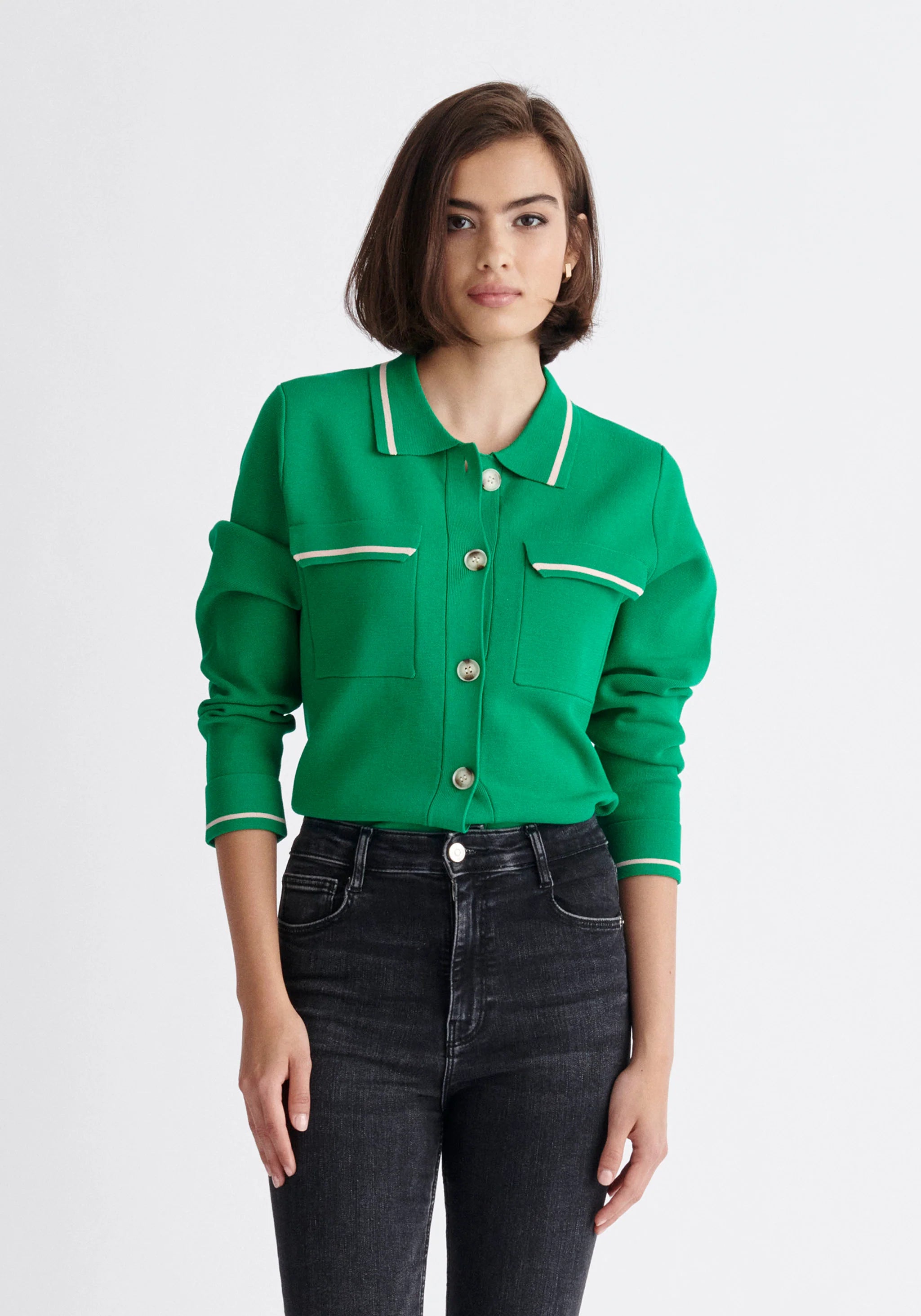 TOP VERDE CON DETALLE EN CONTRASTE