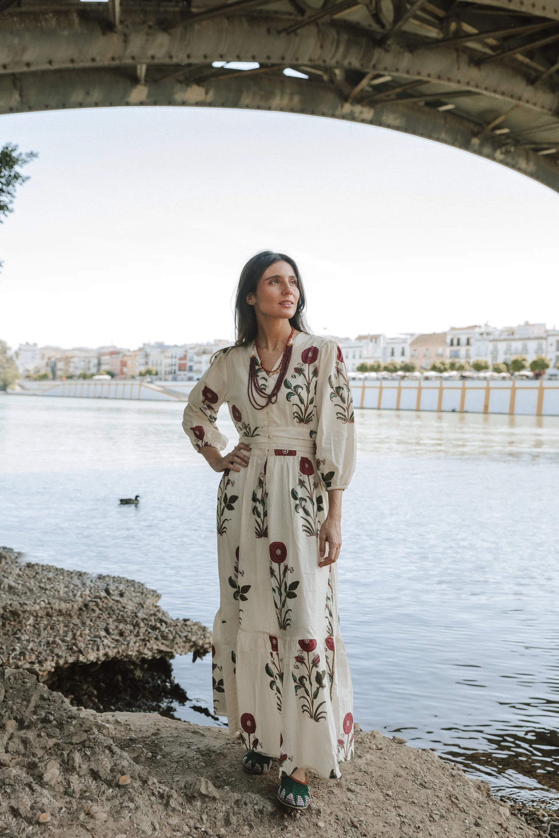VESTIDO MARFIL FLORES BURDEOS