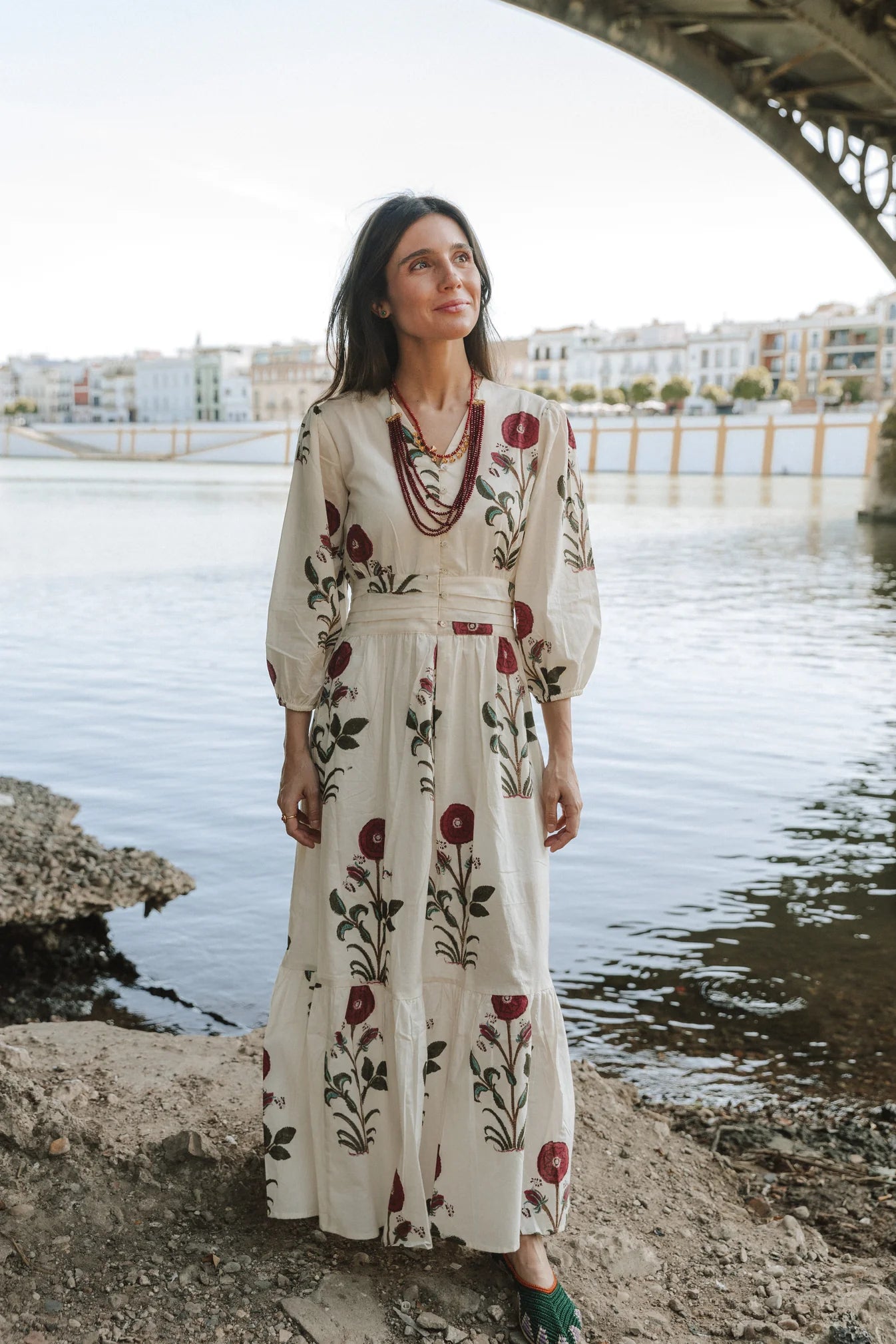 VESTIDO MARFIL FLORES BURDEOS