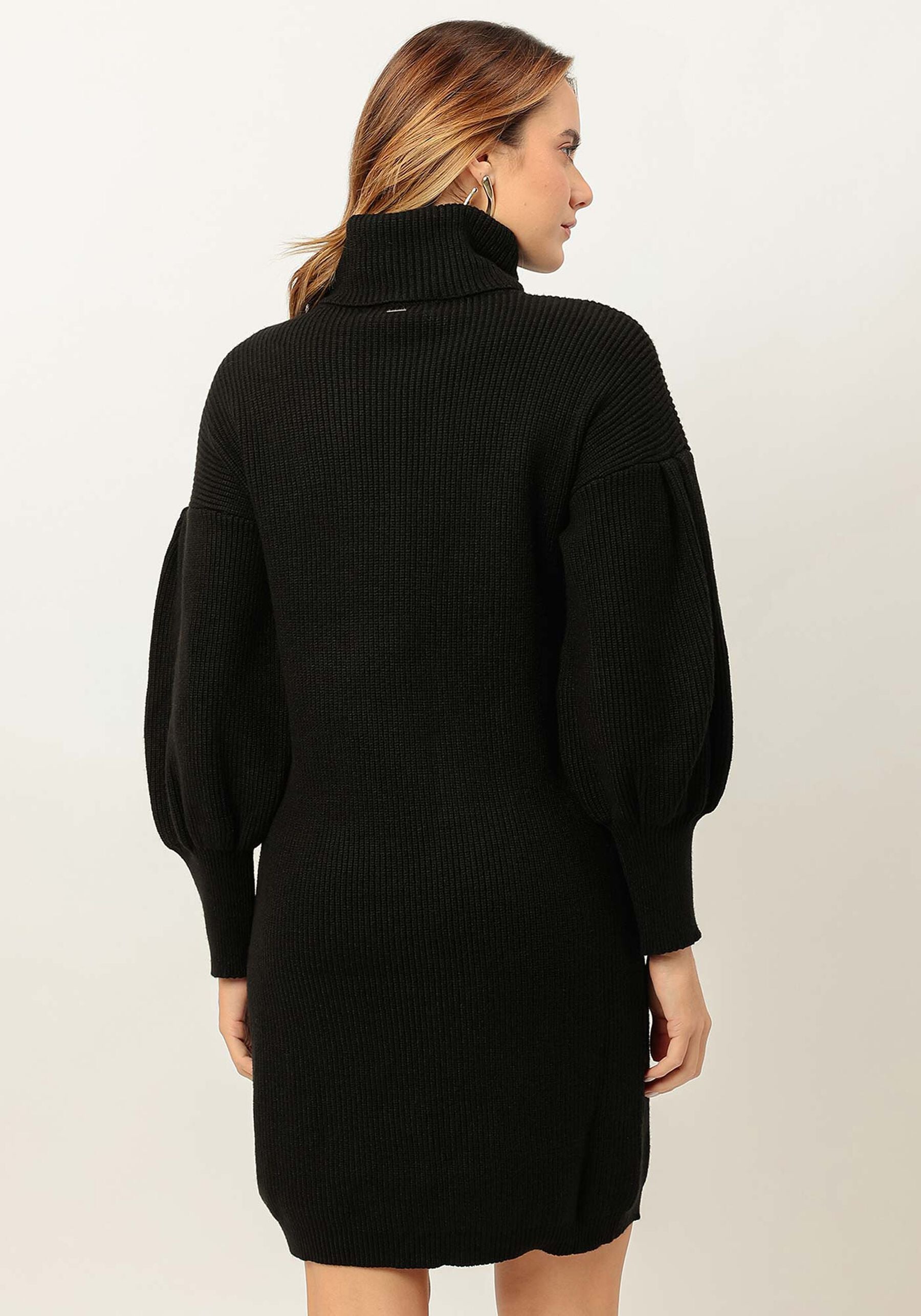 VESTIDO NEGRO CORTO DE PUNTO, CUELLO ALTO Y MANGAS ABULLONADAS