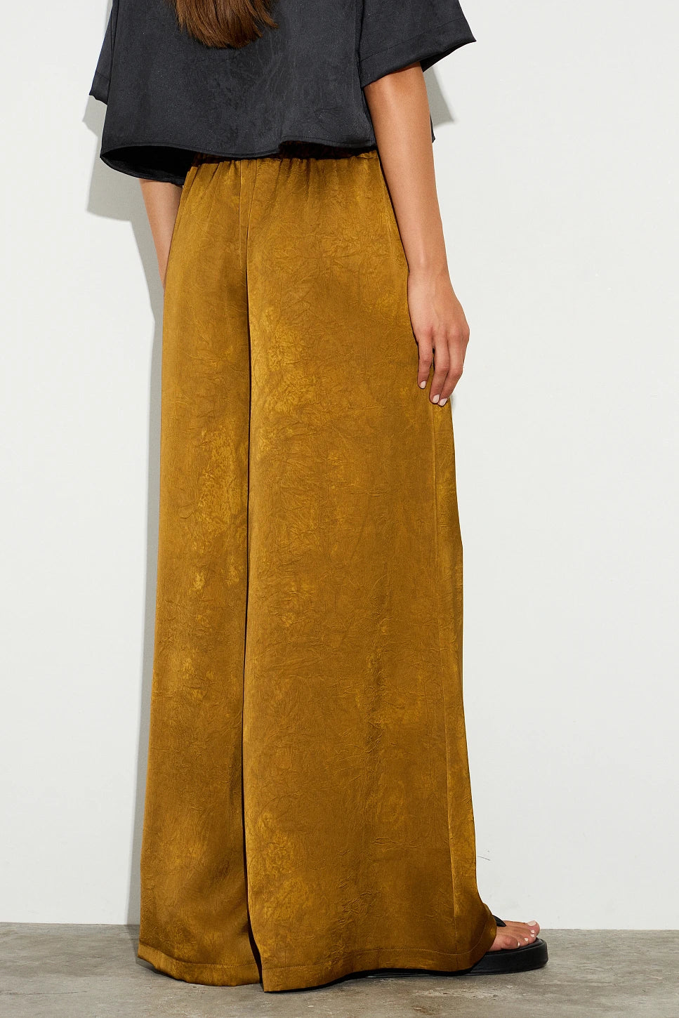 PANTALÓN DE SATÉN VERDE OLIVA