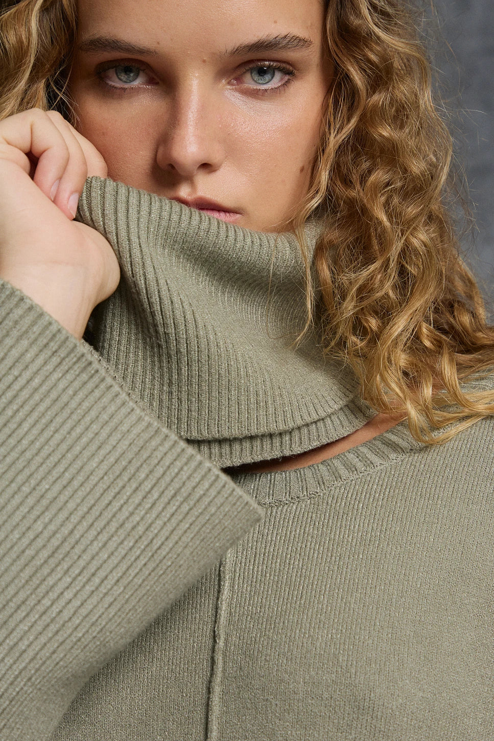 JERSEY CON CUELLO ALTO DESMONTABLE KHAKI