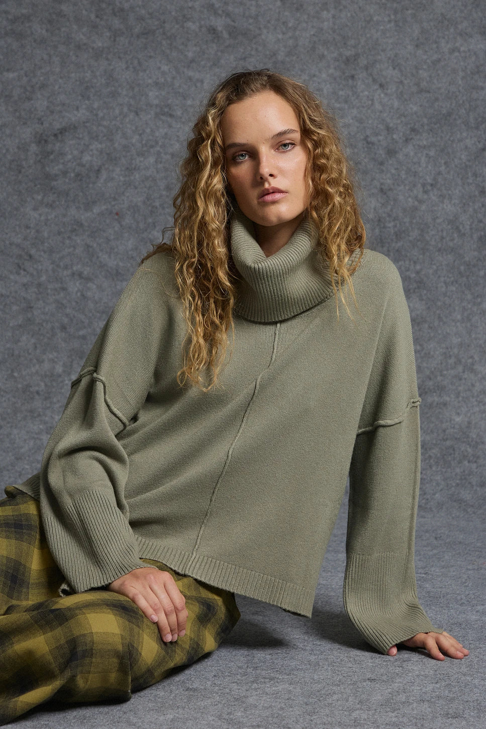 JERSEY CON CUELLO ALTO DESMONTABLE KHAKI