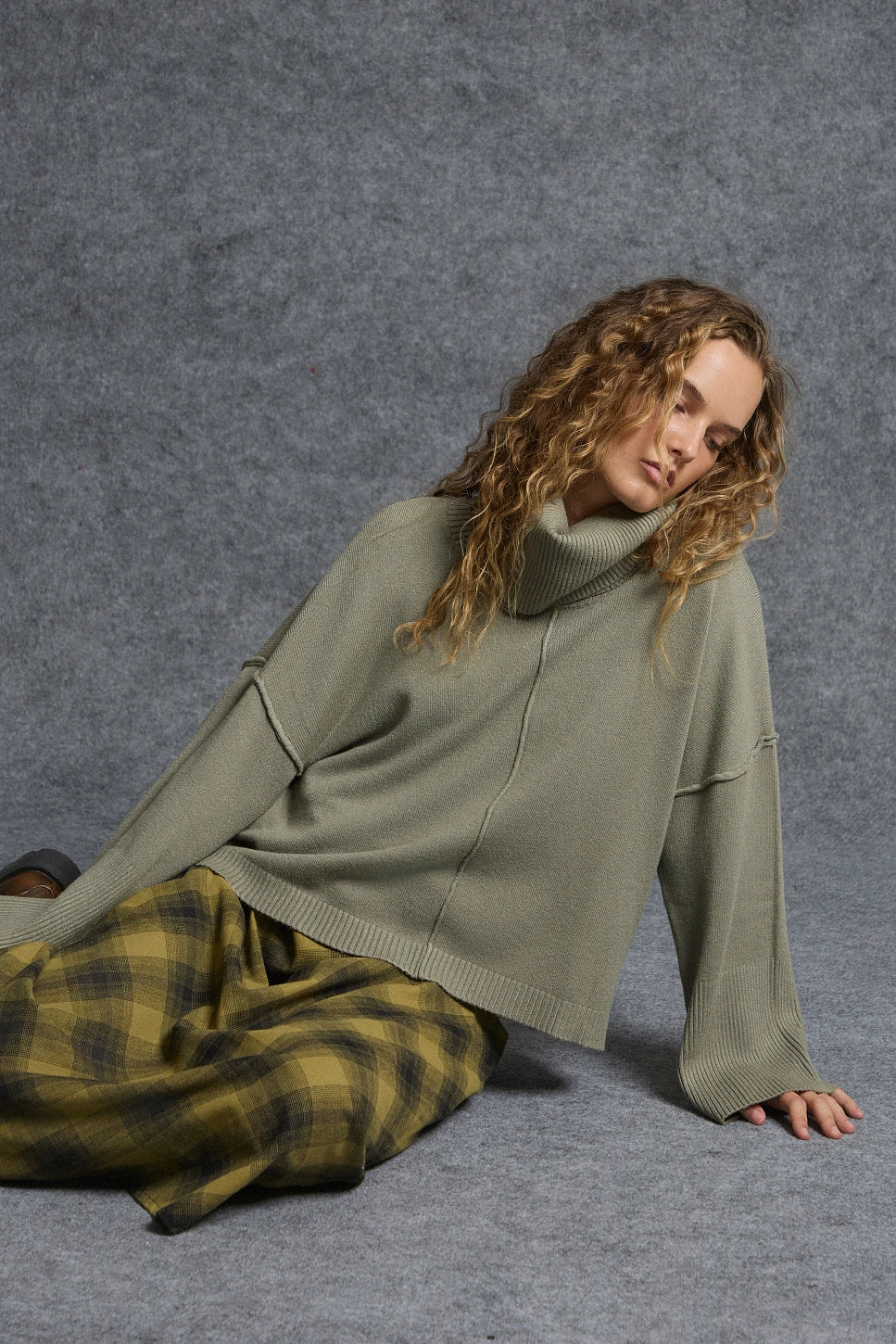 JERSEY CON CUELLO ALTO DESMONTABLE KHAKI