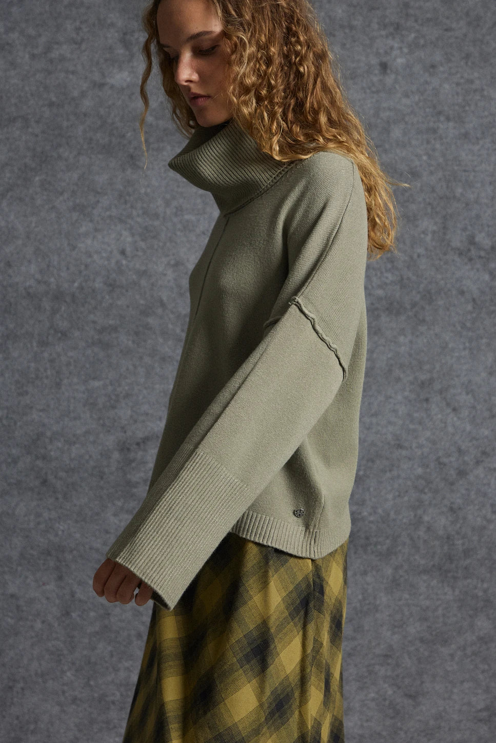 JERSEY CON CUELLO ALTO DESMONTABLE KHAKI