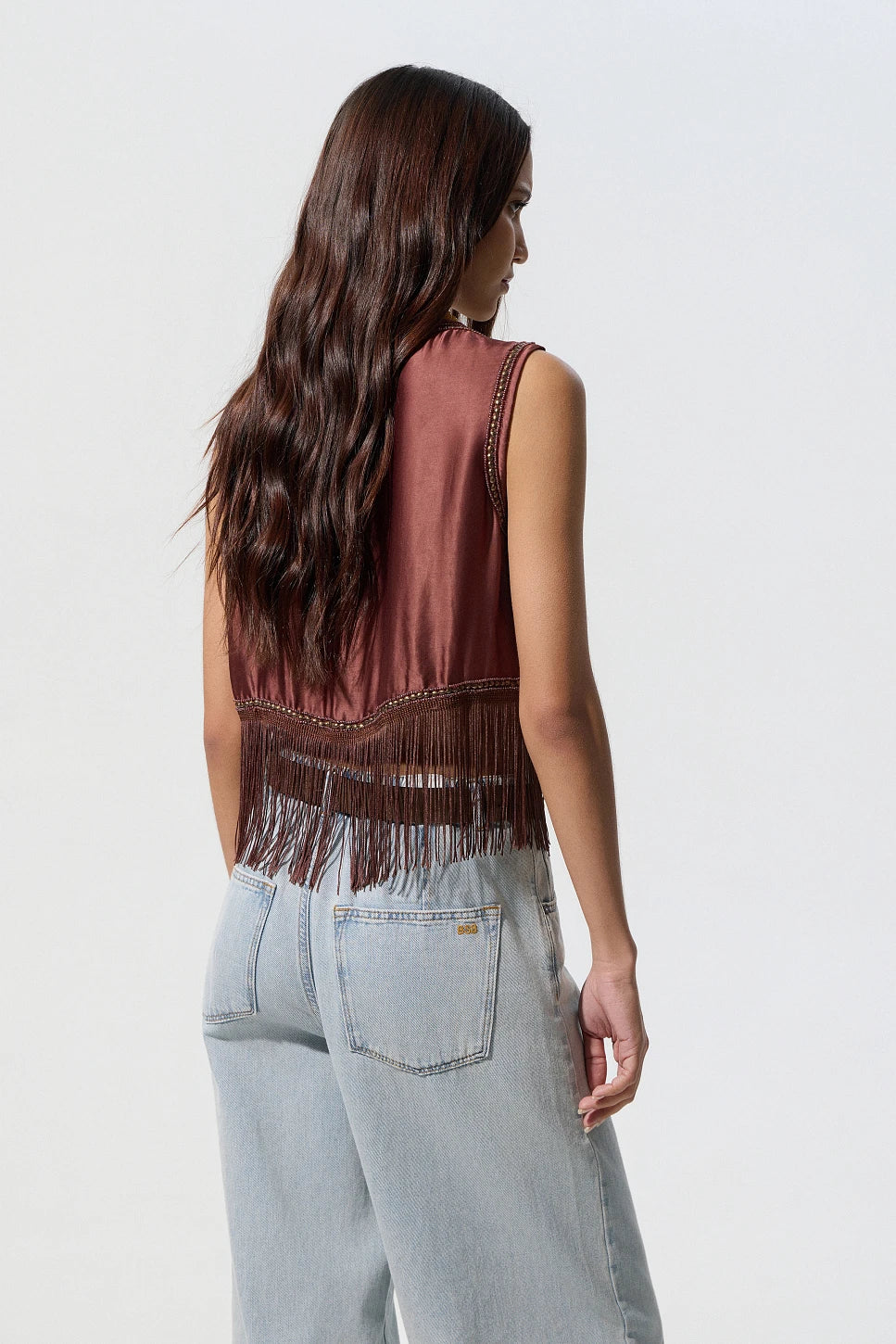 TOP CORTO SIN MANGAS CON FLECOS CHOCOLATE