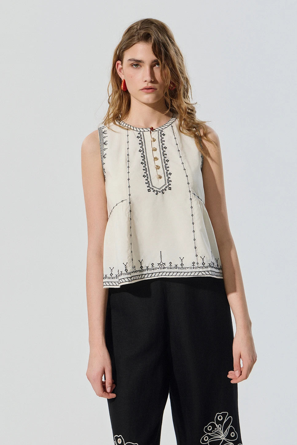 TOP SIN MANGAS CON DETALLES BORDADOS