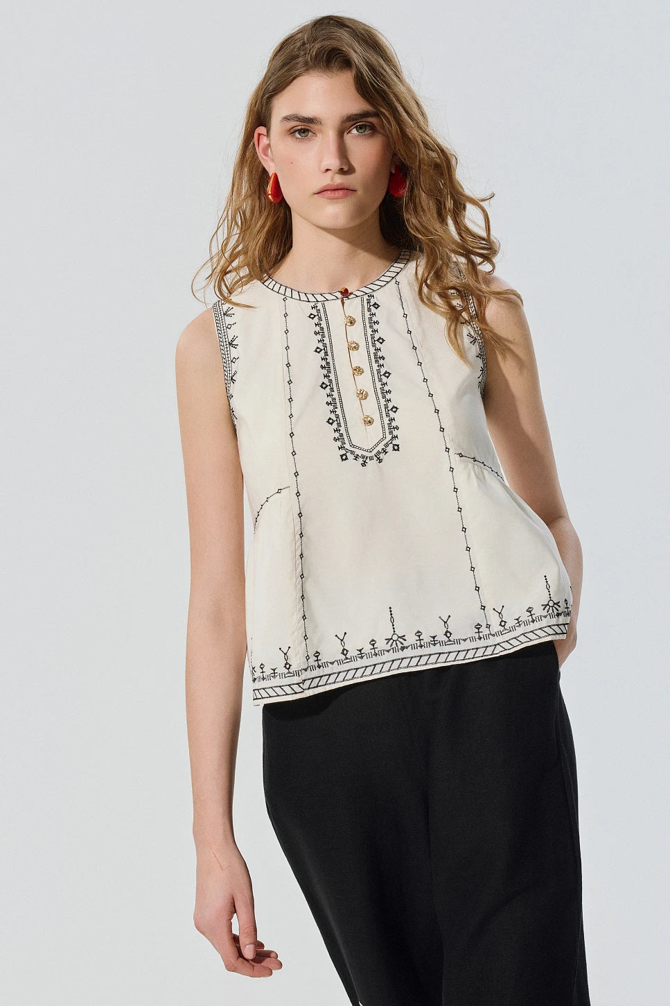 TOP SIN MANGAS CON DETALLES BORDADOS