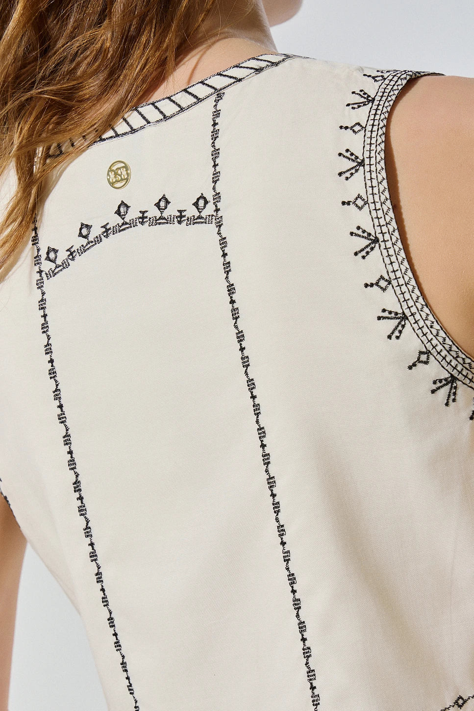 TOP SIN MANGAS CON DETALLES BORDADOS