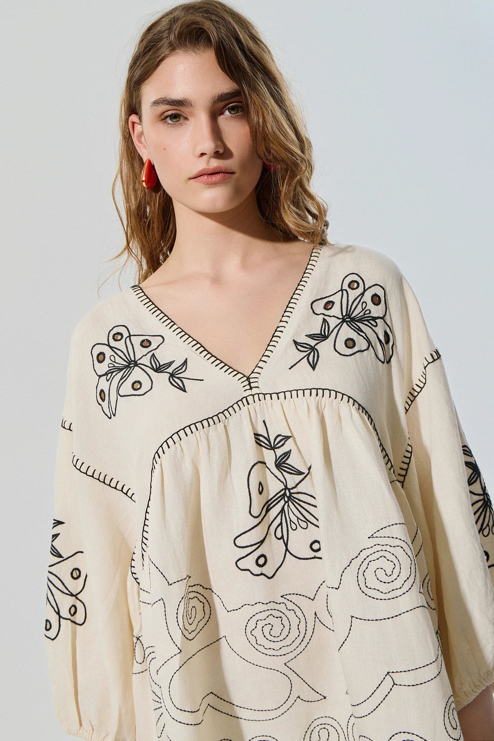 MINIVESTIDO CON MANGAS ABULLONADAS