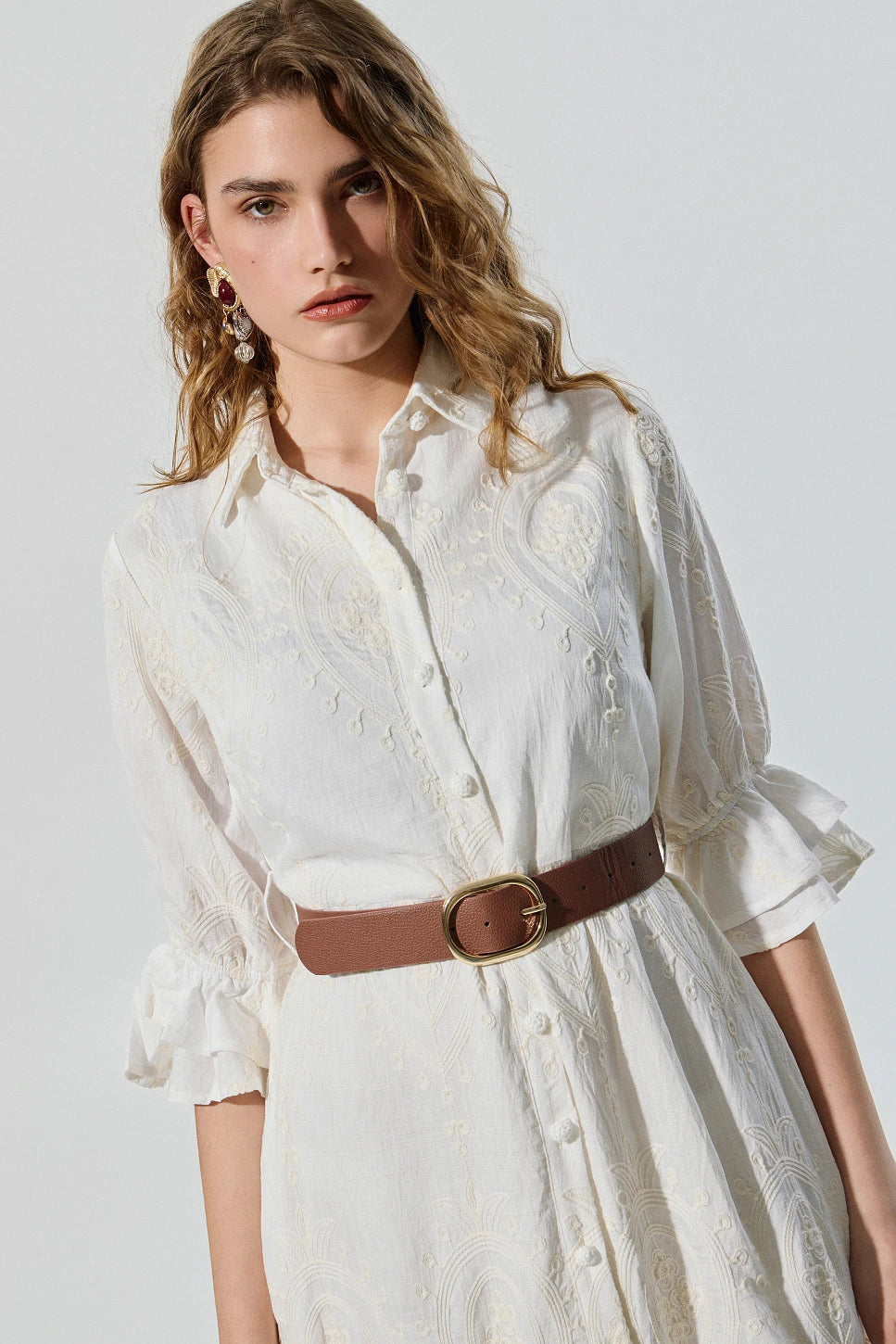 VESTIDO MIDI CON DETALLES BORDADOS