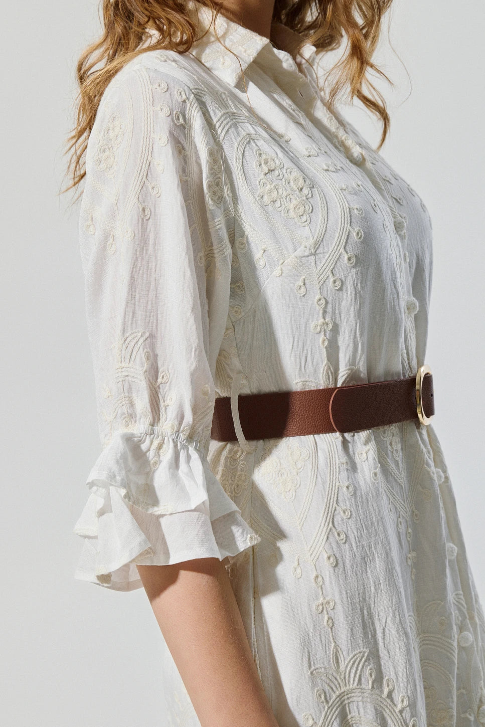 VESTIDO MIDI CON DETALLES BORDADOS