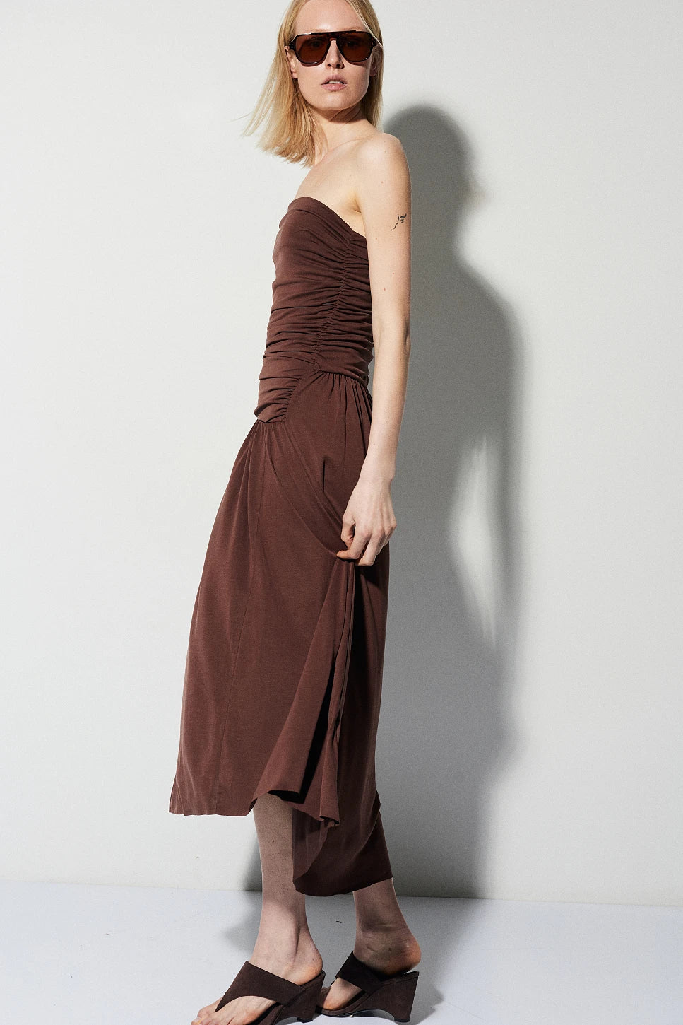 VESTIDO MIDI SIN TIRANTES MARRÓN CHOCOLATE