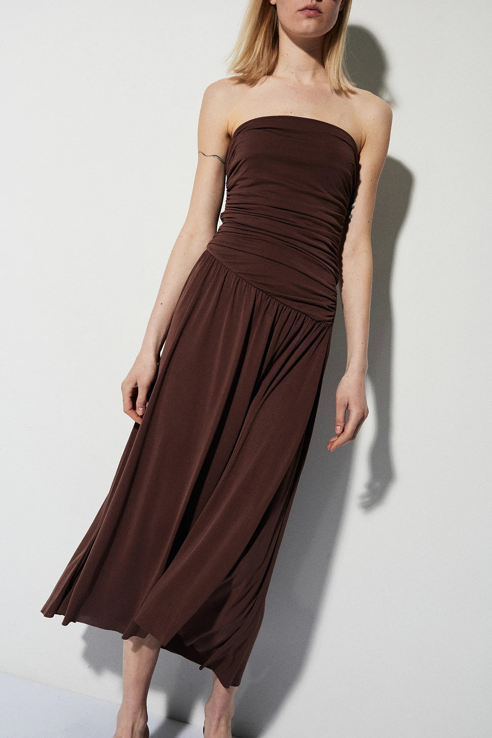 VESTIDO MIDI SIN TIRANTES MARRÓN CHOCOLATE