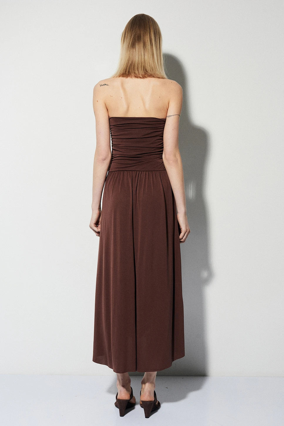 VESTIDO MIDI SIN TIRANTES MARRÓN CHOCOLATE